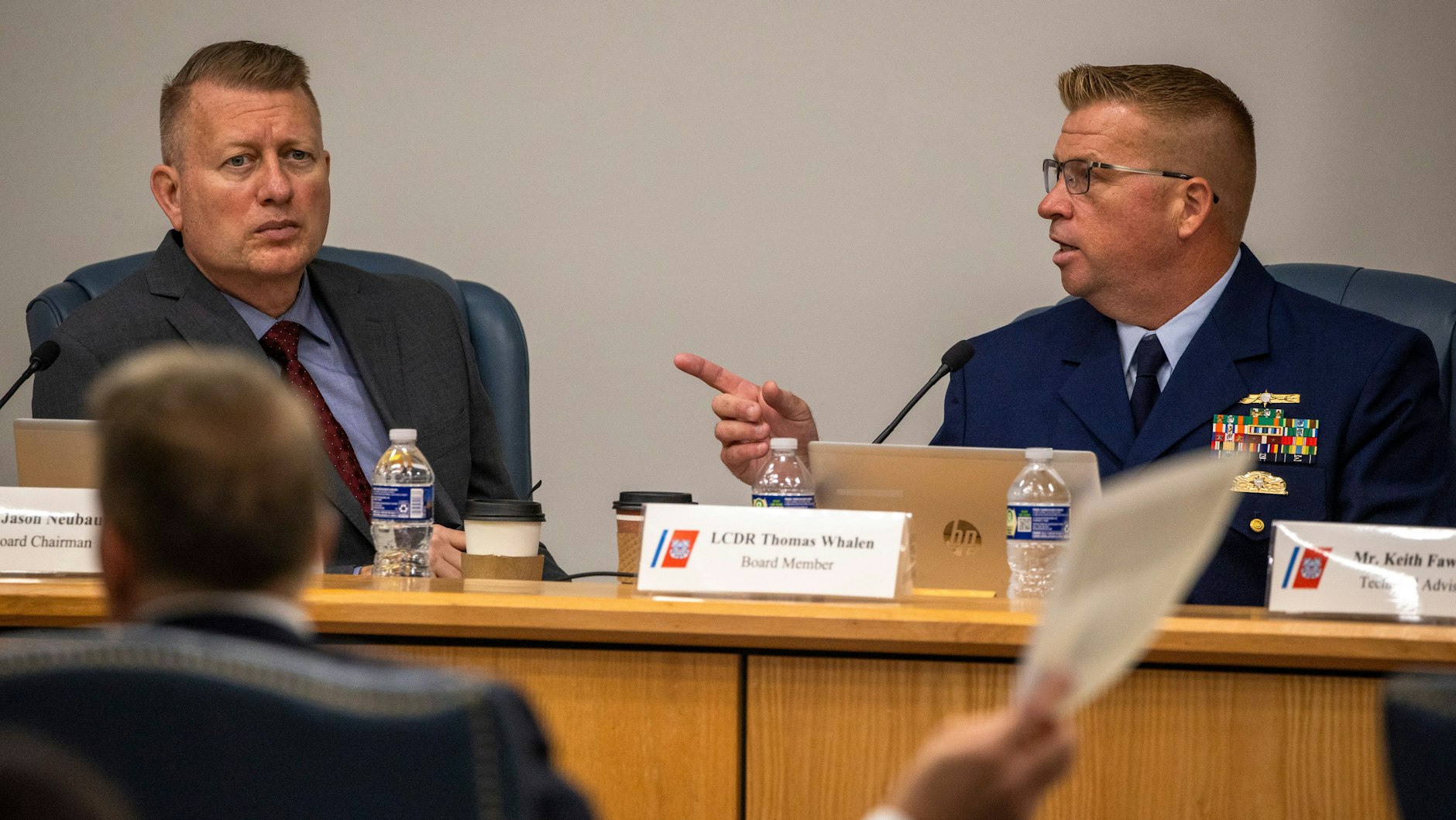 Jason Neubauer (l.), der Vorsitzende des Marine Board of Investigation, bei der Anhörung.