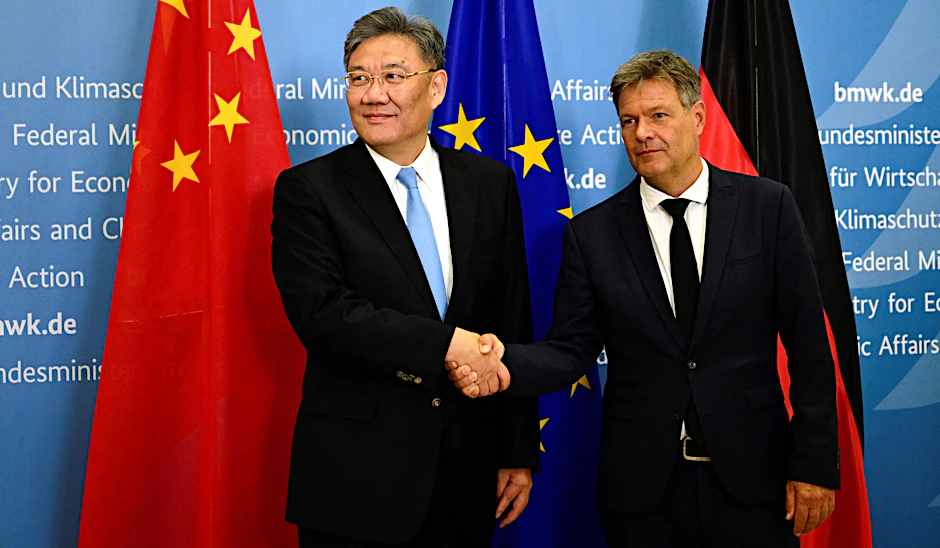 Bundeswirtschaftsminister Robert Habeck schüttelt dem chinesischen Handelsminister Wang Wentao vor Gesprächen am 17. September 2024 in Berlin die Hand.