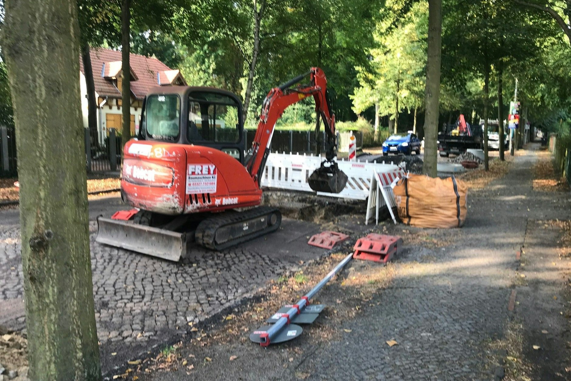 Die Baumaschinen sind in der Potsdamer Rudolf-Breitscheid-Straße angerückt, um den Pfusch der Vergangenheit zu beseitigen.