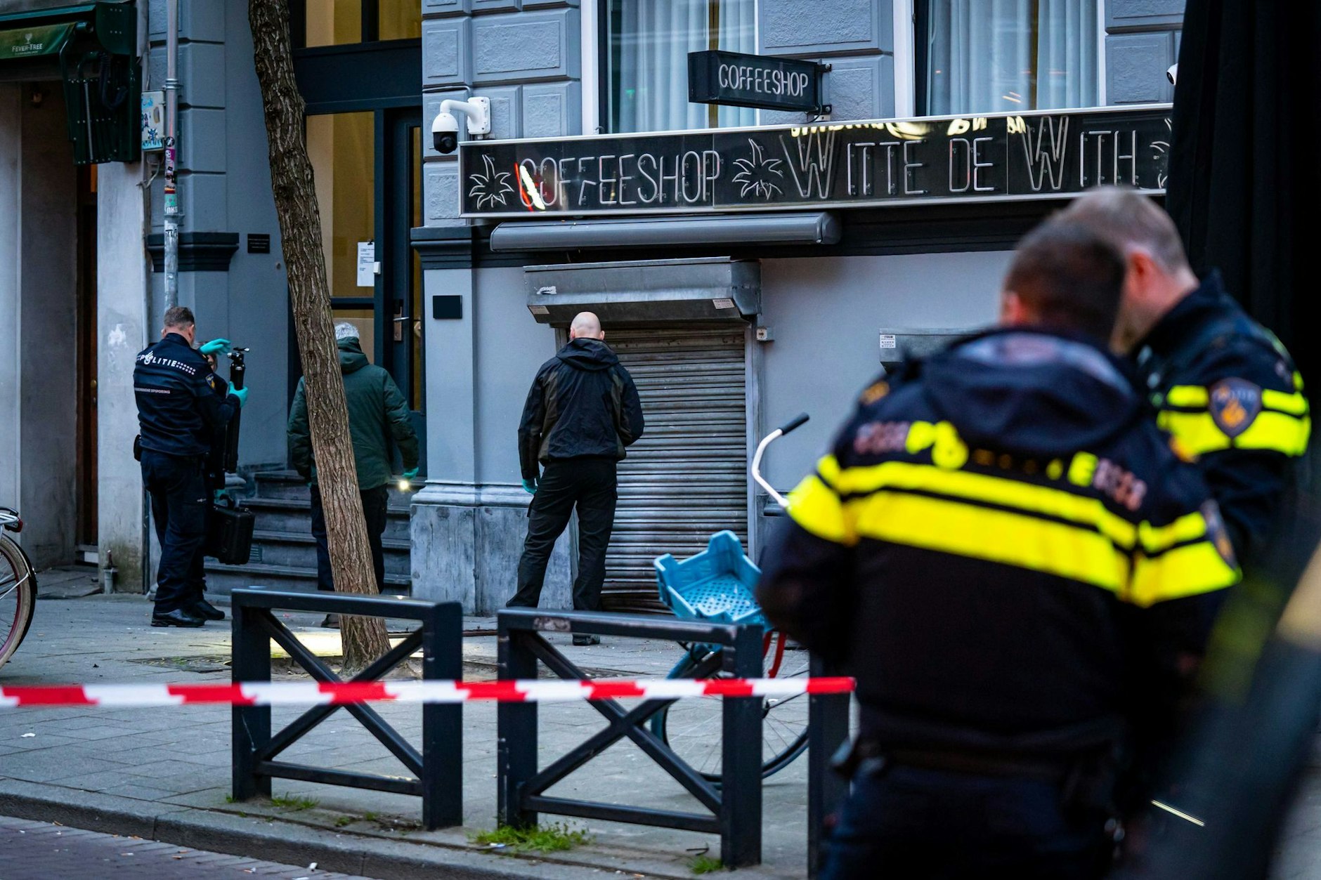 Einsatzkräfte der Polizei untersuchen ein Gebäude in Rotterdam (Archivfoto).