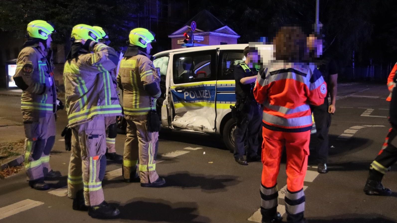 Der arg ramponierte Polizei-Mercedes.