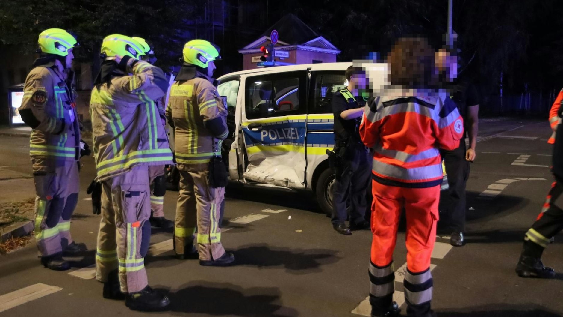 Der arg ramponierte Polizei-Mercedes.