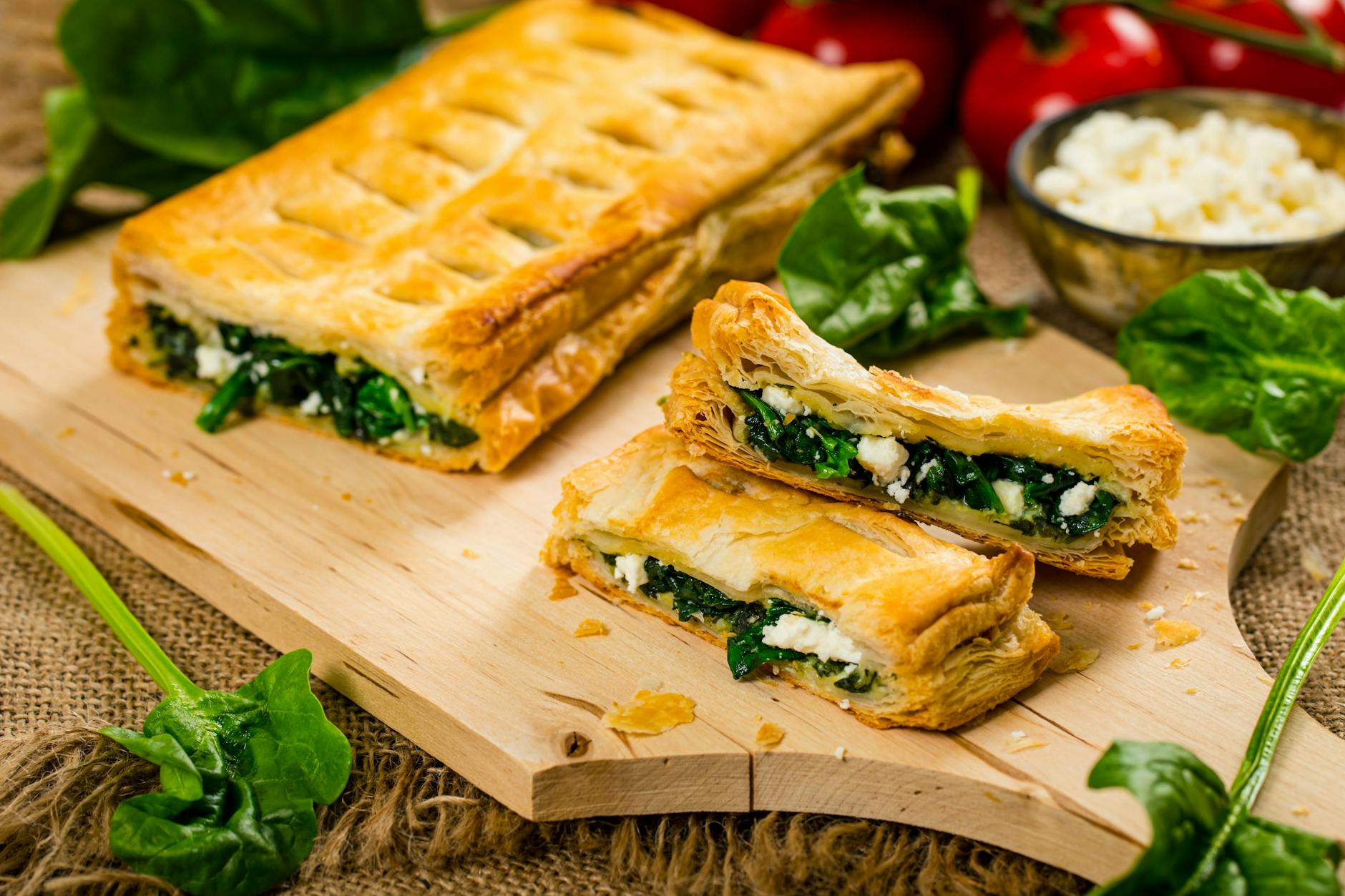 Dieses Rezept für Strudel gefüllt mit Spinat und Fetakäse ist richtig lecker - und sehr schnell zubereitet.