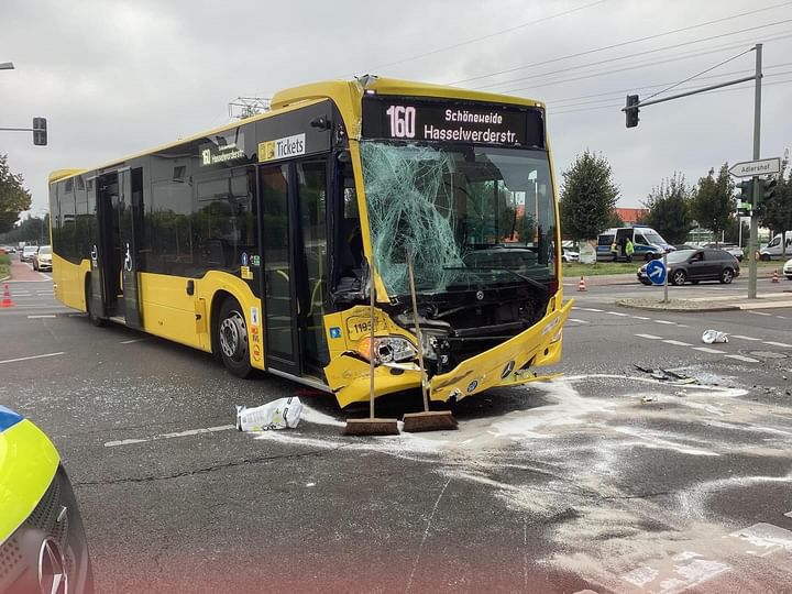 Schwerer Unfall mit BVG-Bus und Rettungswagen: 16 Verletzte, neun in Klinik