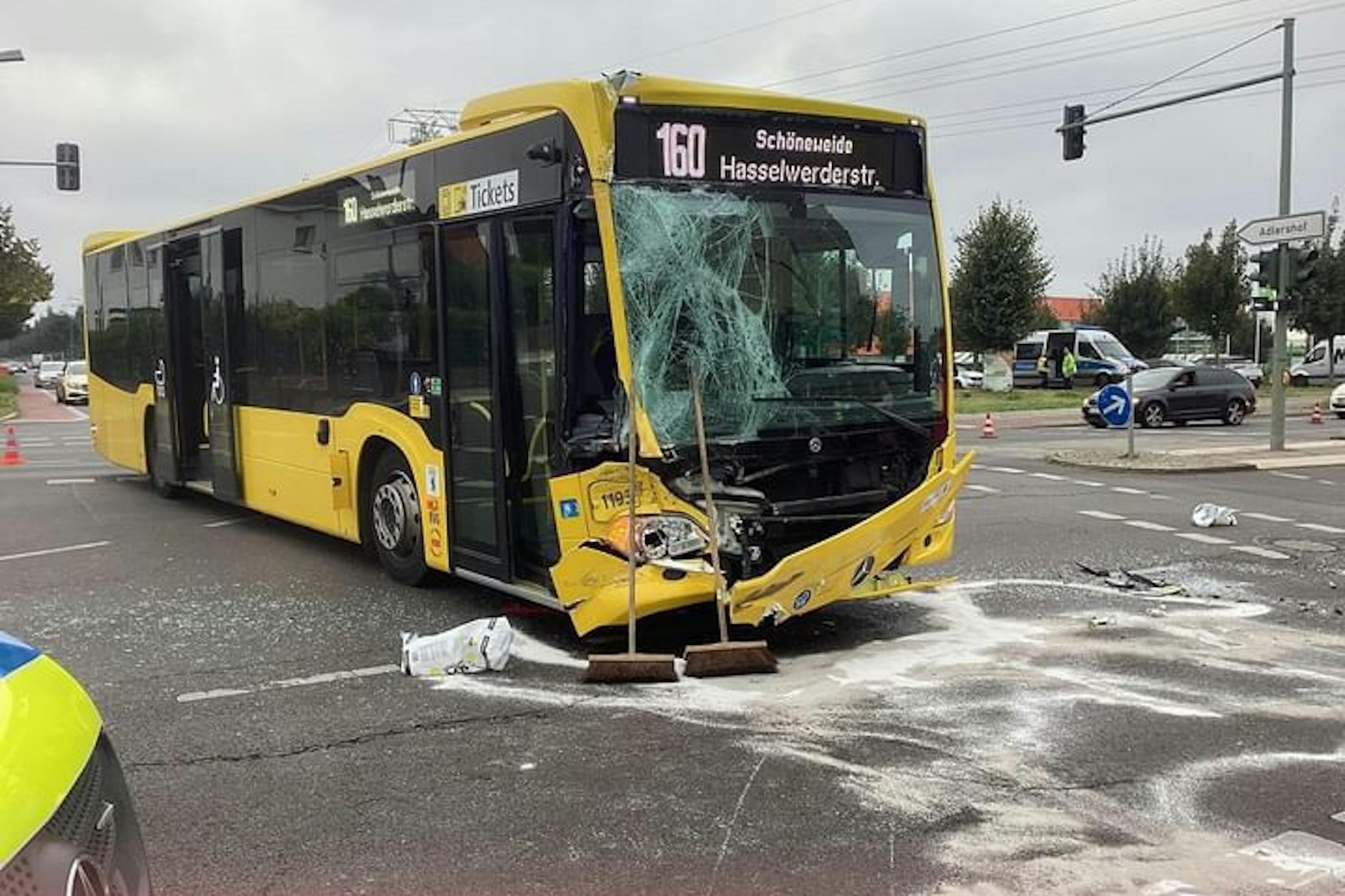 Der stark beschädigte BVG-Bus der Linie 160 nach dem Unfall auf der Stubenrauchstraße