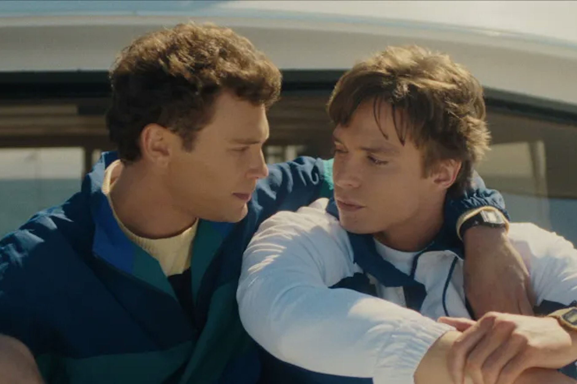 Gespielt werden Erik (l.) und Lyle Menendez von Cooper Koch und Nicholas Chavez.