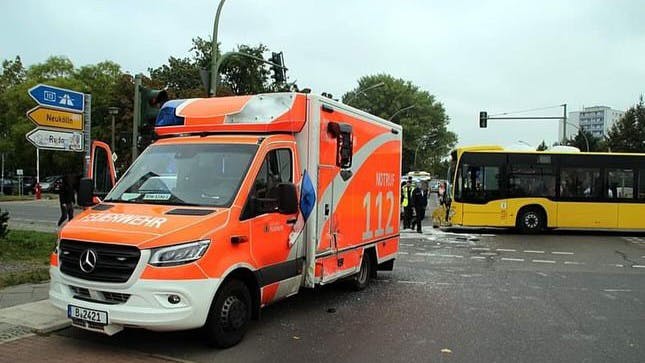 Auf der Stubenrauchstraße in Berlin-Johannisthal krachte dieser Rettungswagen der Feuerwehr mit dem BVG zusammen. Es gab mehrere Verletzte.