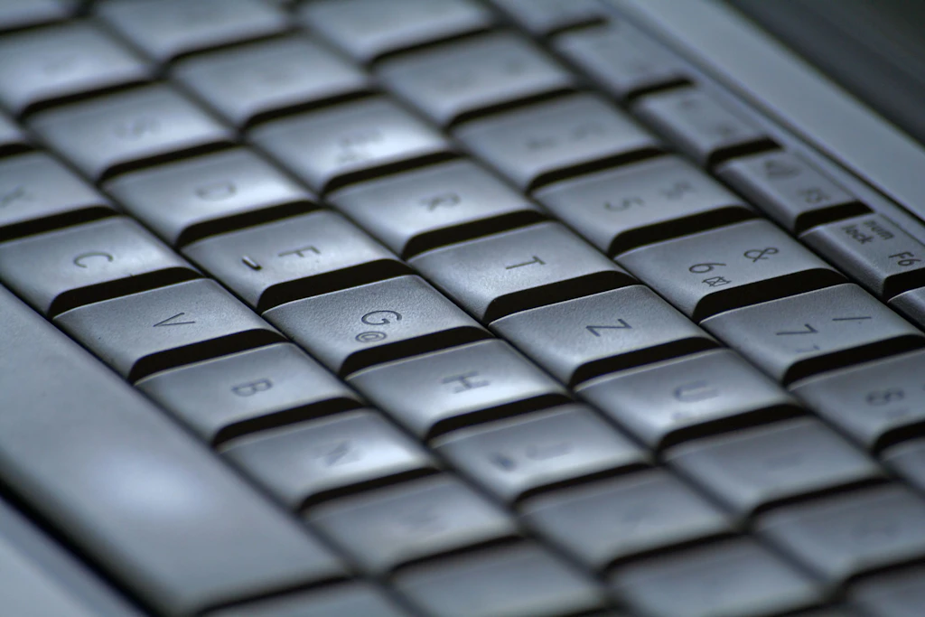 Warum haben die Buchstaben „F“ und „J“ diese Striche auf der Tastatur?