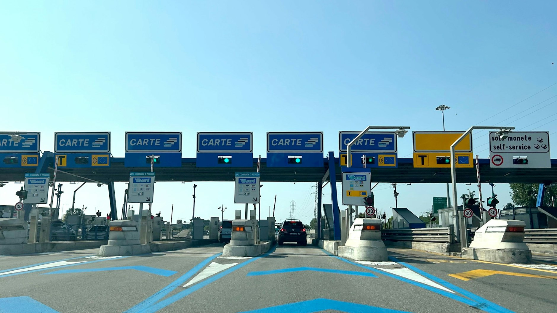 Eine Mautstelle auf der Autostrada zwischen Mailand und Varese, der vielleicht ersten modernen Autobahn der Welt. Jetzt wird die A8 in Oberitalien 100 Jahre alt. 