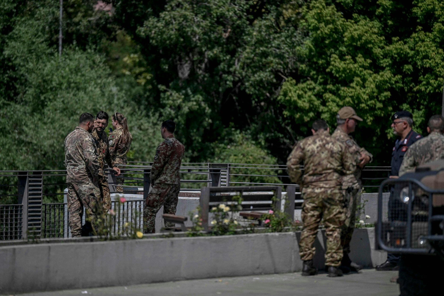 Am 10. August 2024 patrouillierten KFOR-Soldaten über die Hauptbrücke in Mitrovica. Frankreich forderte Kosovo auf, einseitige Maßnahmen zu stoppen, die die Spannungen mit Serben erhöhen.