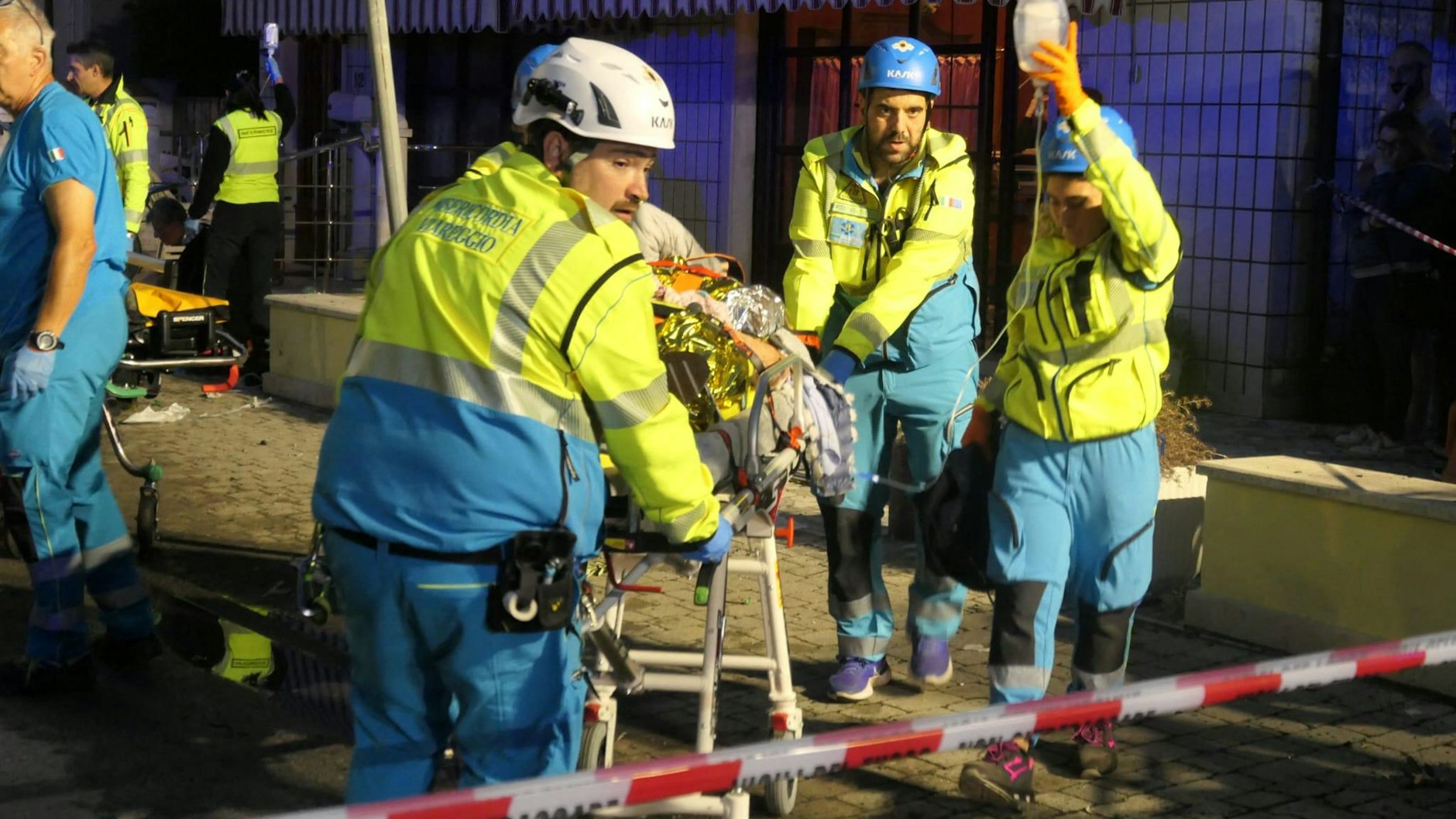 Rettungskräfte versorgen die Opfer des Unfall-Dramas.
