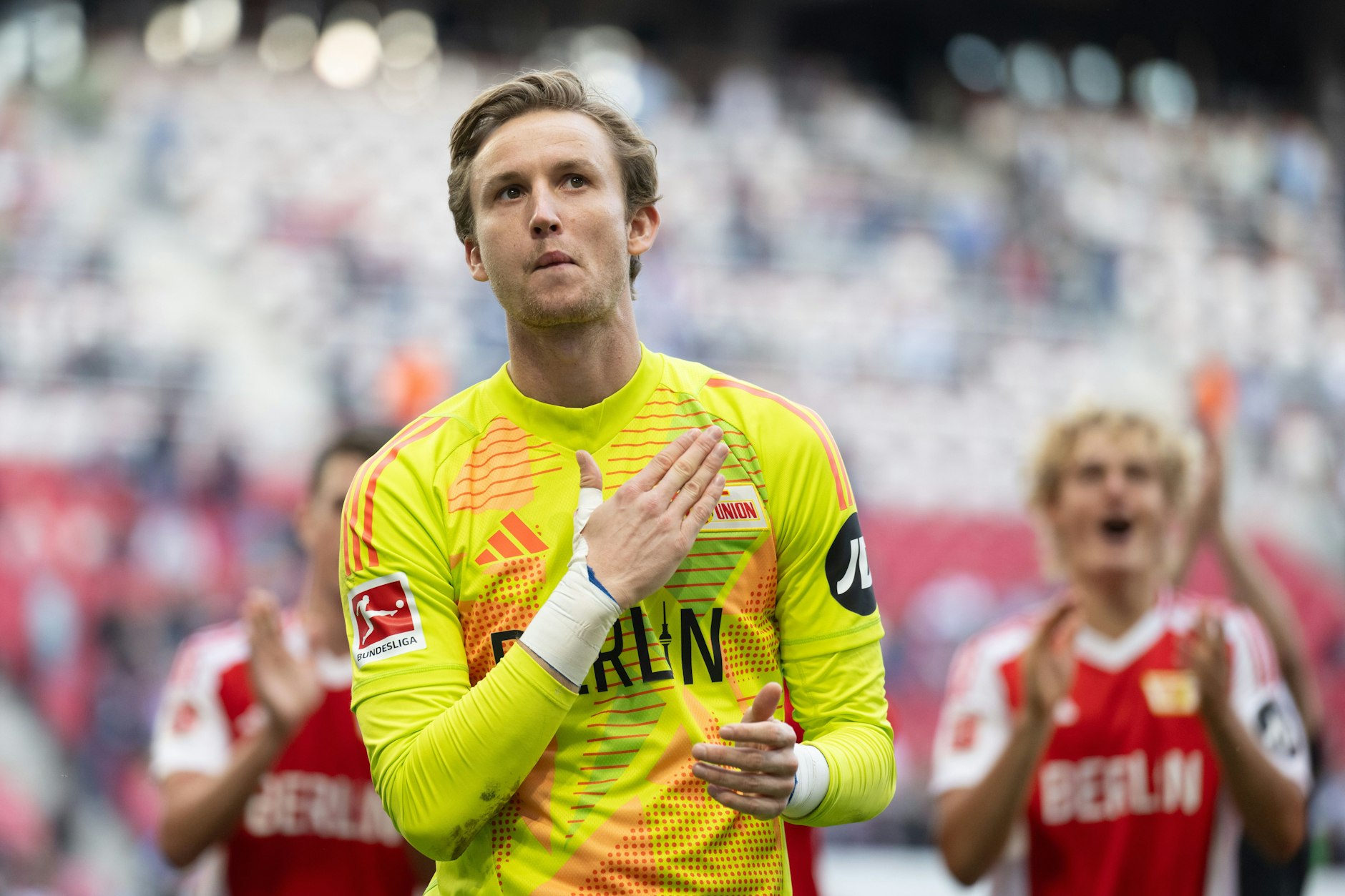 Frederik Rönnow wird von den Fans gefeiert.