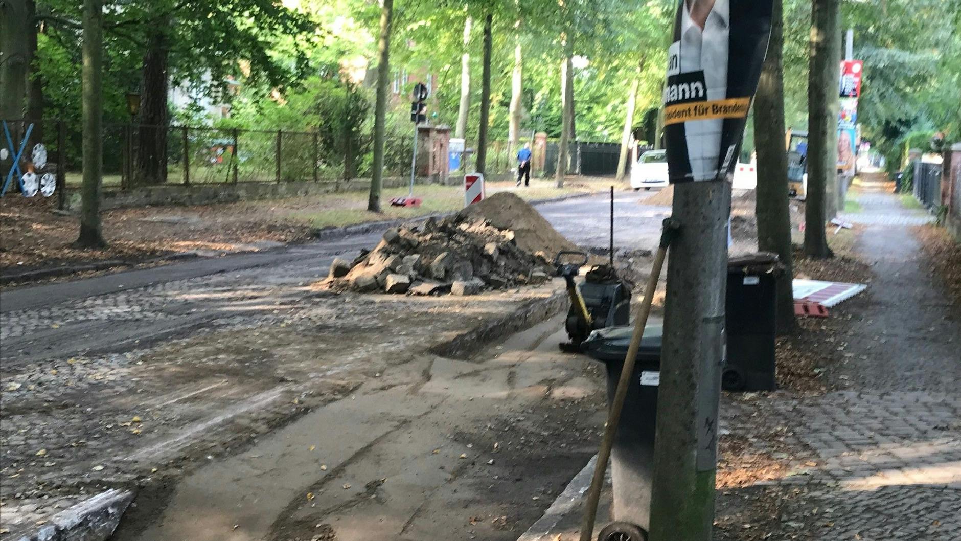 Die Schlaglochpiste in der Potsdamer Rudolf-Breitscheid-Straße: Da bröckelt der Pfusch, der nun beseitigt werden soll. 