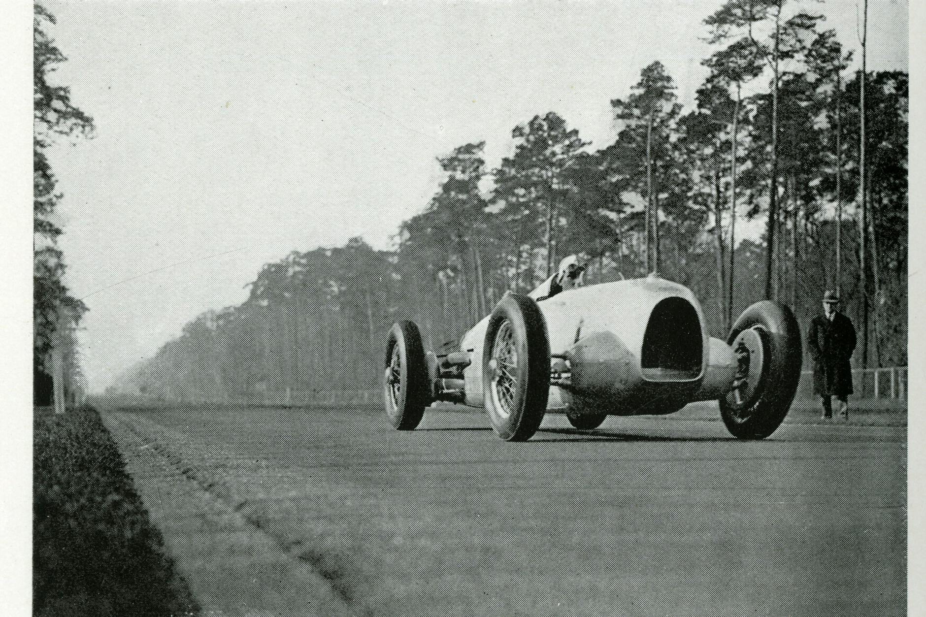 Der Rennfahrer Hans Stuck Anfang der 30er Jahre beim Versuch, auf der Avus den Stundenweltrekord zu brechen.