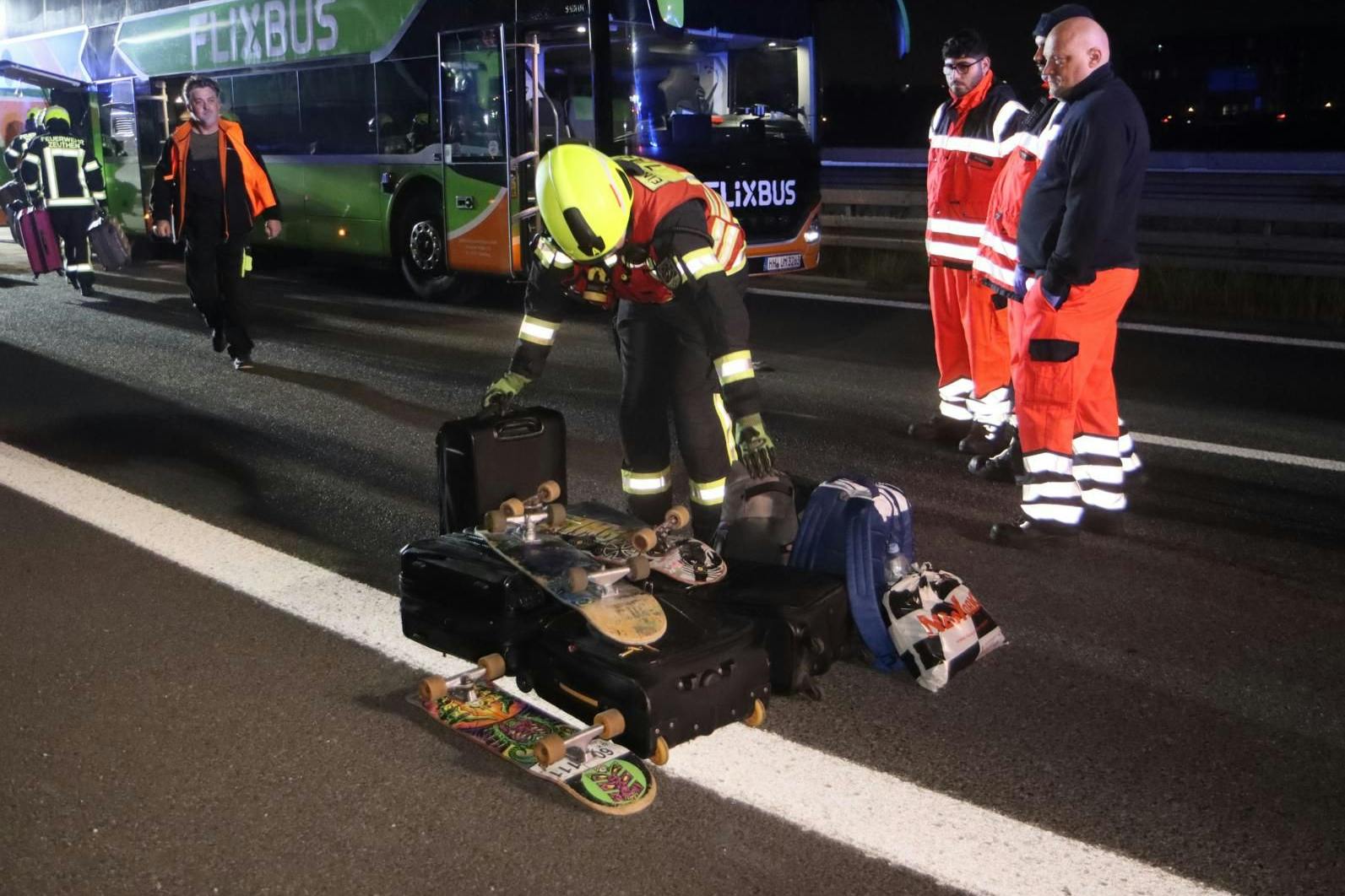 Unfall am Flughafen BER: Der schwer beschädigte Flixbus musste abgeschleppt werden, während die Passagiere ihre Reise in einem Ersatzbus fortsetzen.