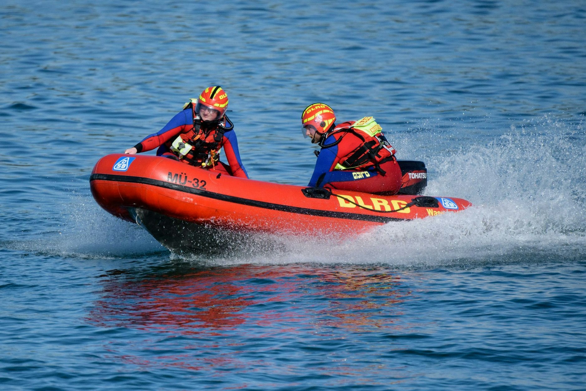 Wasserretter der Deutschen Lebens-Rettungs-Gesellschaft (DLRG) beim Rettungseinsatz in einem Schnellboot auf dem Chiemsee.