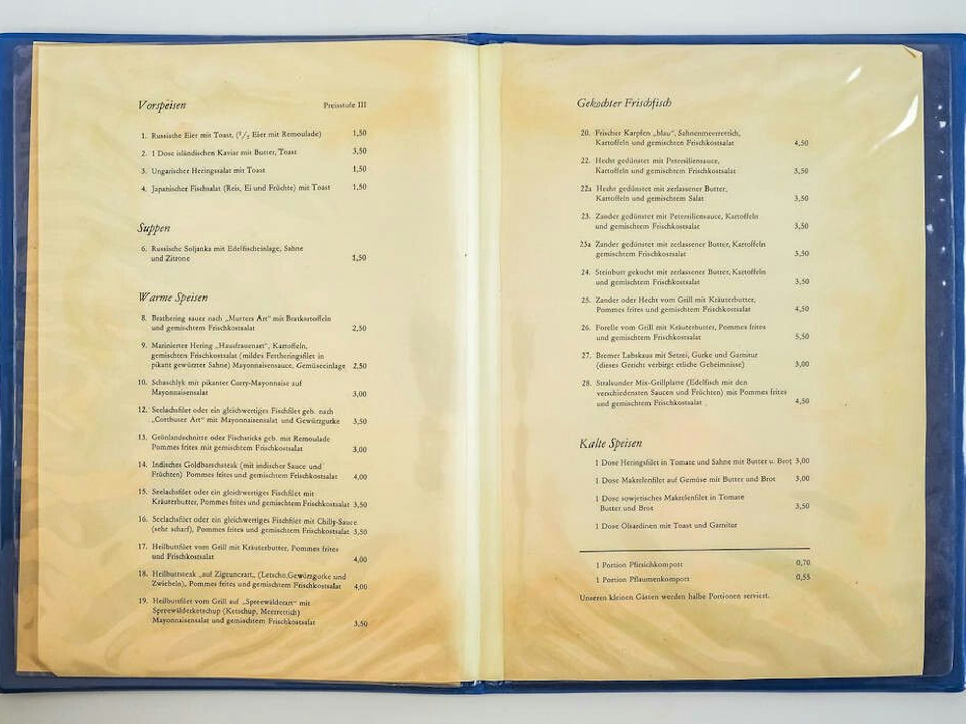 Die alte Speisekarte aus dem DDR Museum Berlin zeigt, was es im Gastmahl des Meeres gab - und zu welchen Preisen.