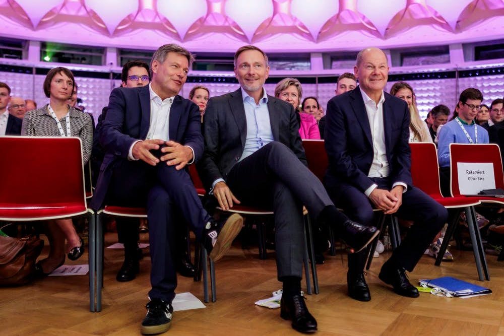 Rosarote Welt: Wirtschaftsminister Robert Habeck, Finanzminister Christian Lindner und Bundeskanzler Olaf Scholz (v.l.) auf dem Start-up Germany Summit in Berlin