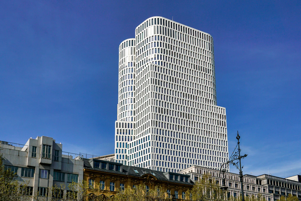 8,6 Milliarden Euro verzockt? Razzia-Krimi beim Kaufhof-Investor
