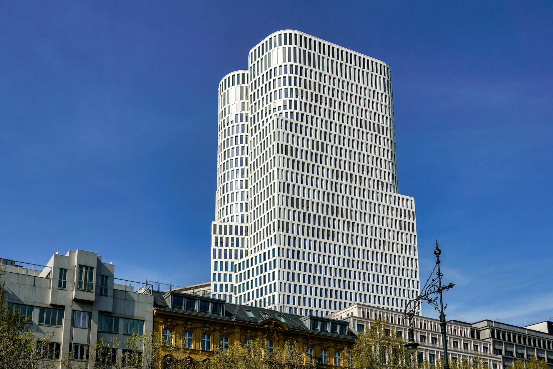Der Upper-West-Tower in Berlin. Hier befinden sich Geschäftsräume der Signa-Gruppe.