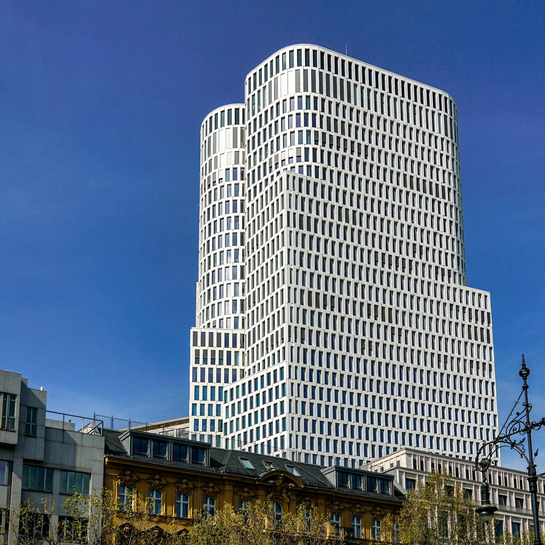 8,6 Milliarden Euro verzockt? Razzia-Krimi beim Kaufhof-Investor