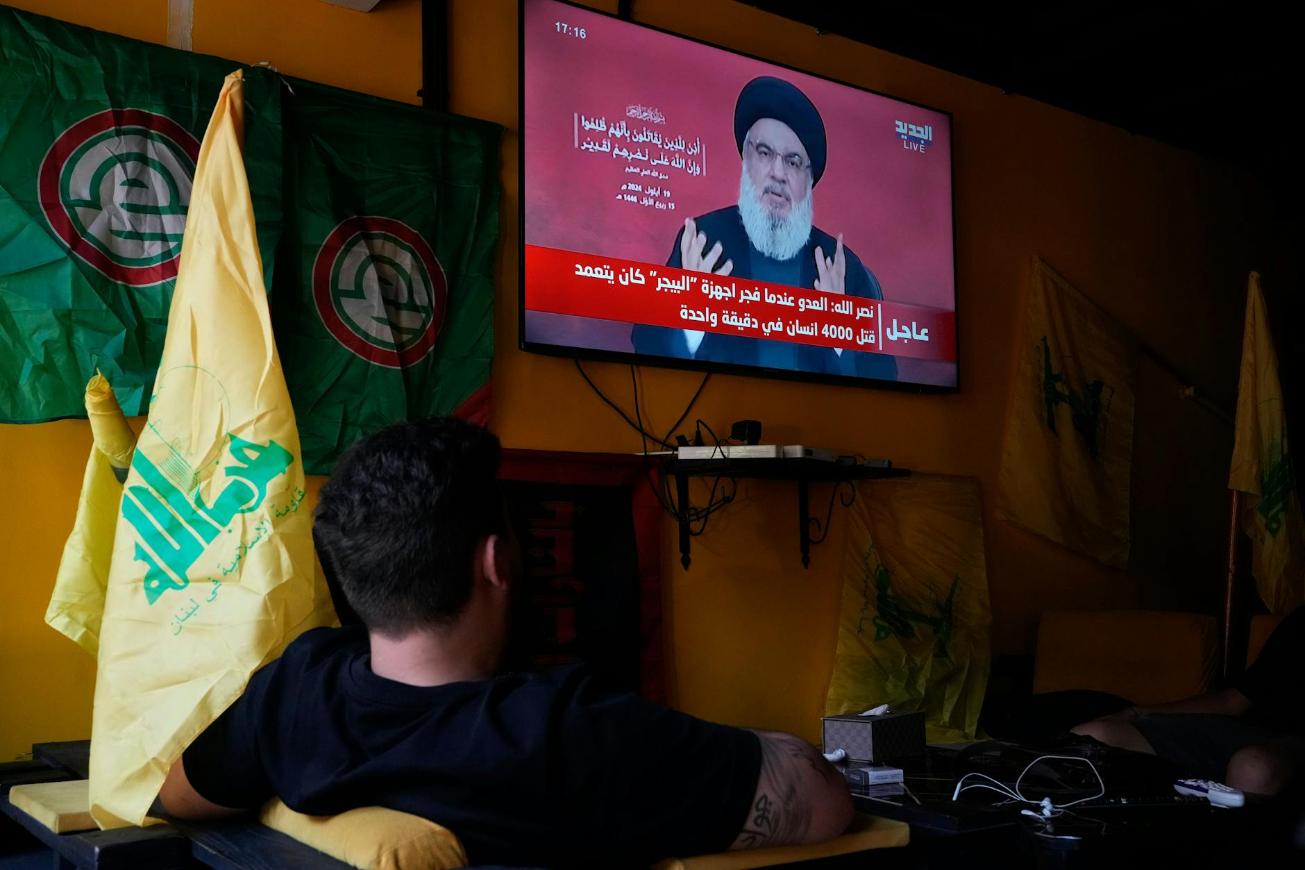 Menschen verfolgen die Rede von Hisbollah-Führer Hassan Nasrallah in einem Café in den südlichen Vororten von Beirut.