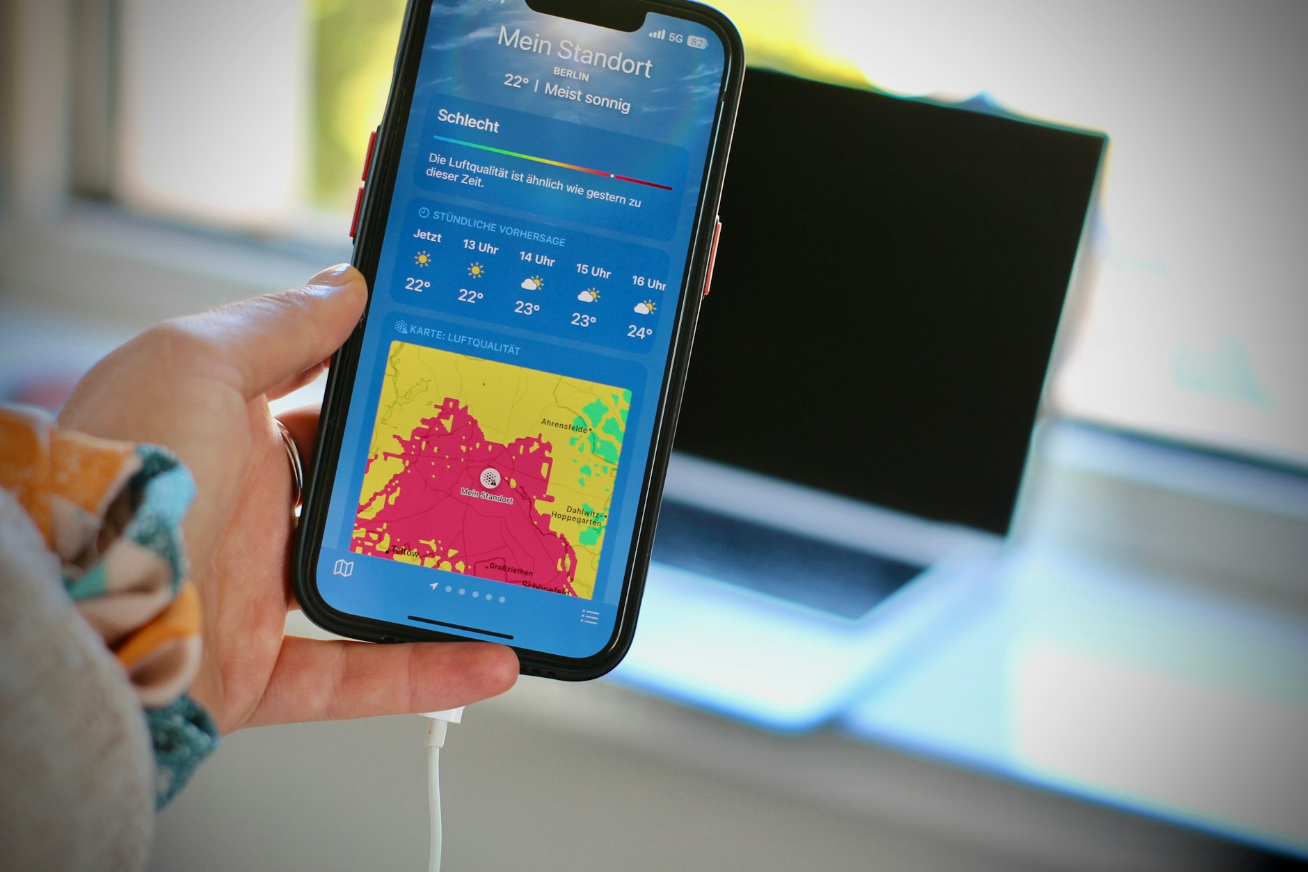 Die iPhone-Wetterapp schlägt Alarm: Rote Warnstufe für Berlin signalisiert gefährlich hohe Luftbelastung. Gesundheitliche Risiken, vor allem für empfindliche Personen, nehmen zu.