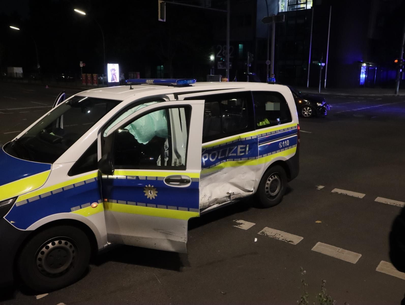 Berlin-Neukölln: Autofahrer rammt Polizeiauto – hoher Sachschaden