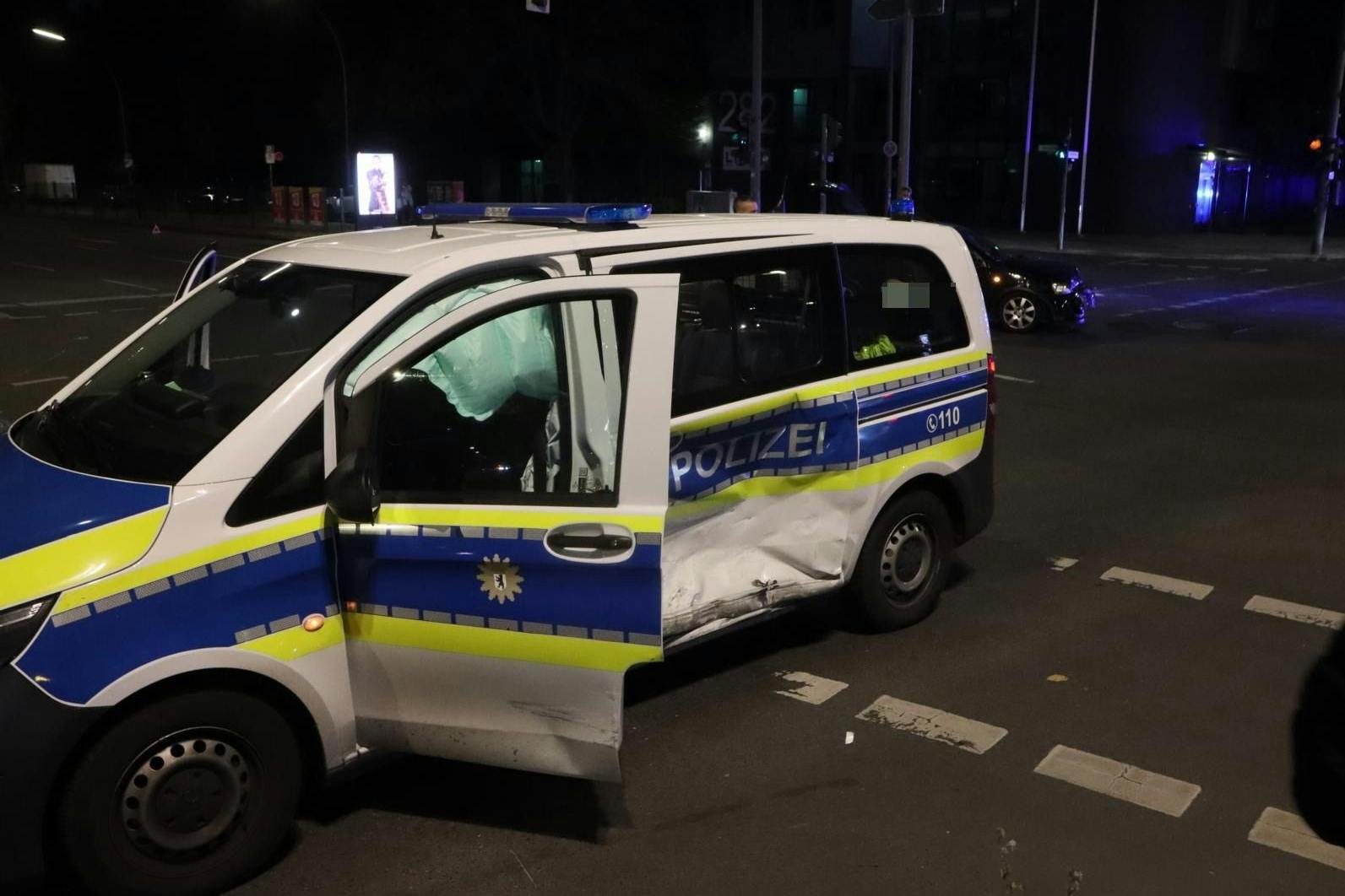 Ein Autofahrer ist in ein Polizeiauto hineingefahren.