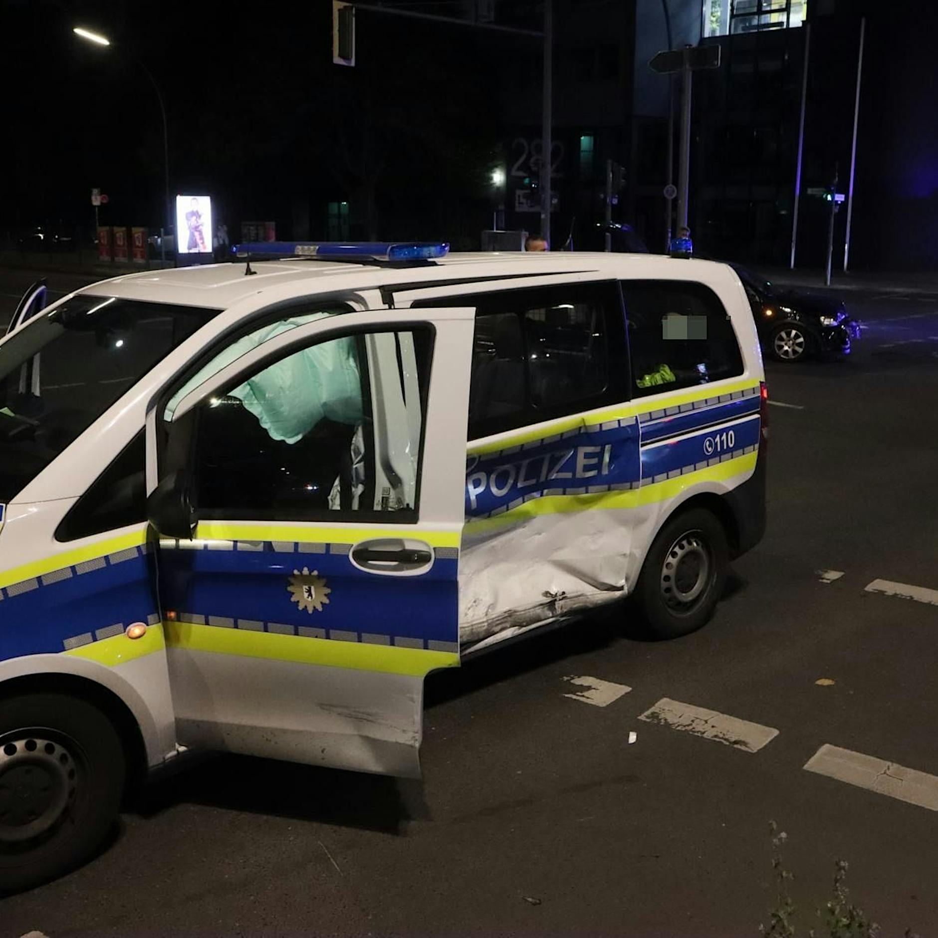 Berlin-Neukölln: Autofahrer rammt Polizeiauto – hoher Sachschaden