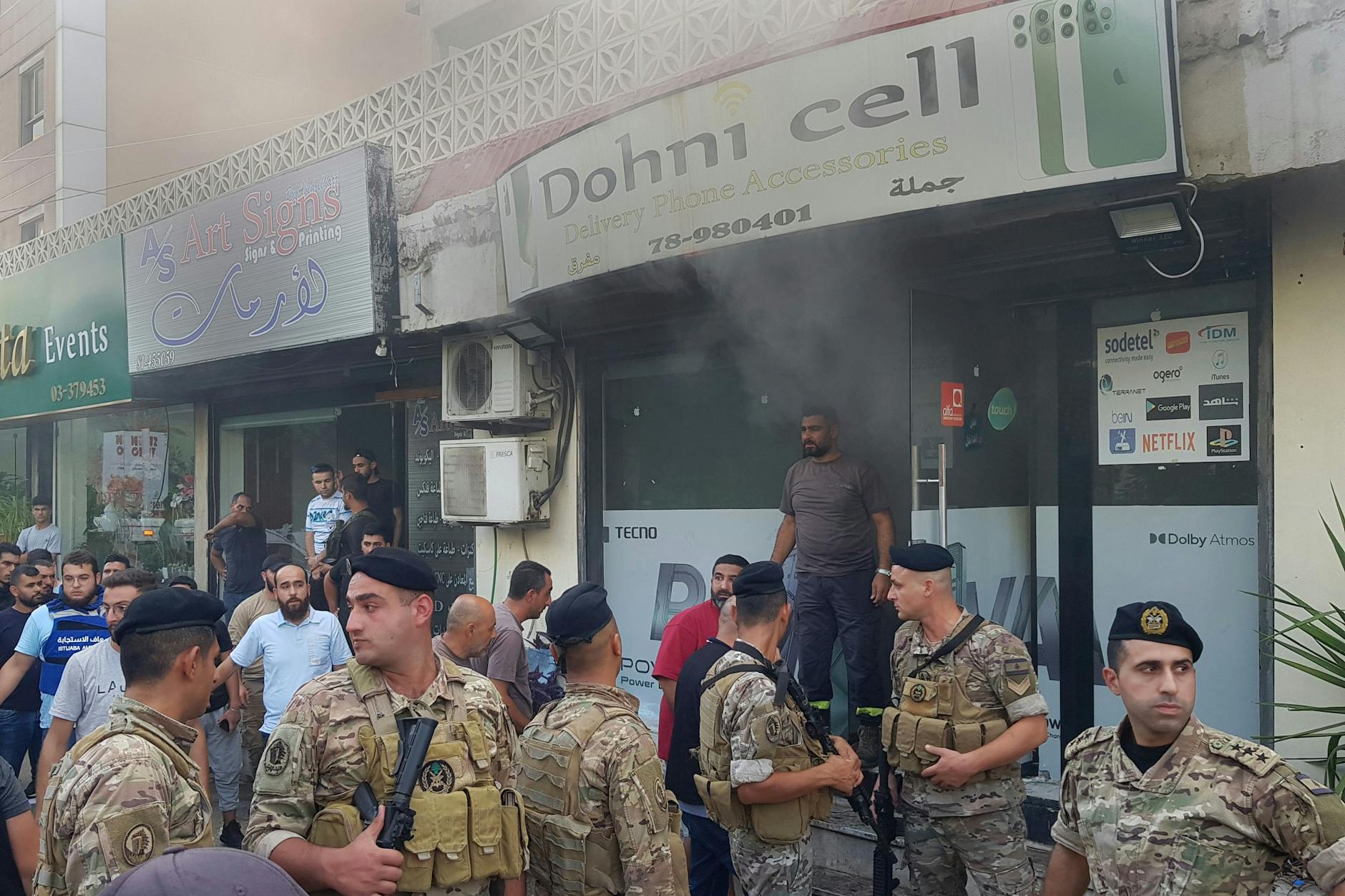 Libanon, Sidon: Libanesische Soldaten vor einem Geschäft, in dem vermutlich ein Funkgerät explodiert ist.