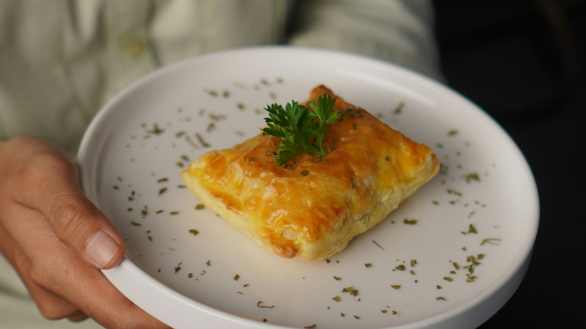 Das Rezept für Strudel mit Spinat und Feta ist variabel: Statt eines Strudels können Sie auch mehrere kleine Blätterteig-Teilchen backen.