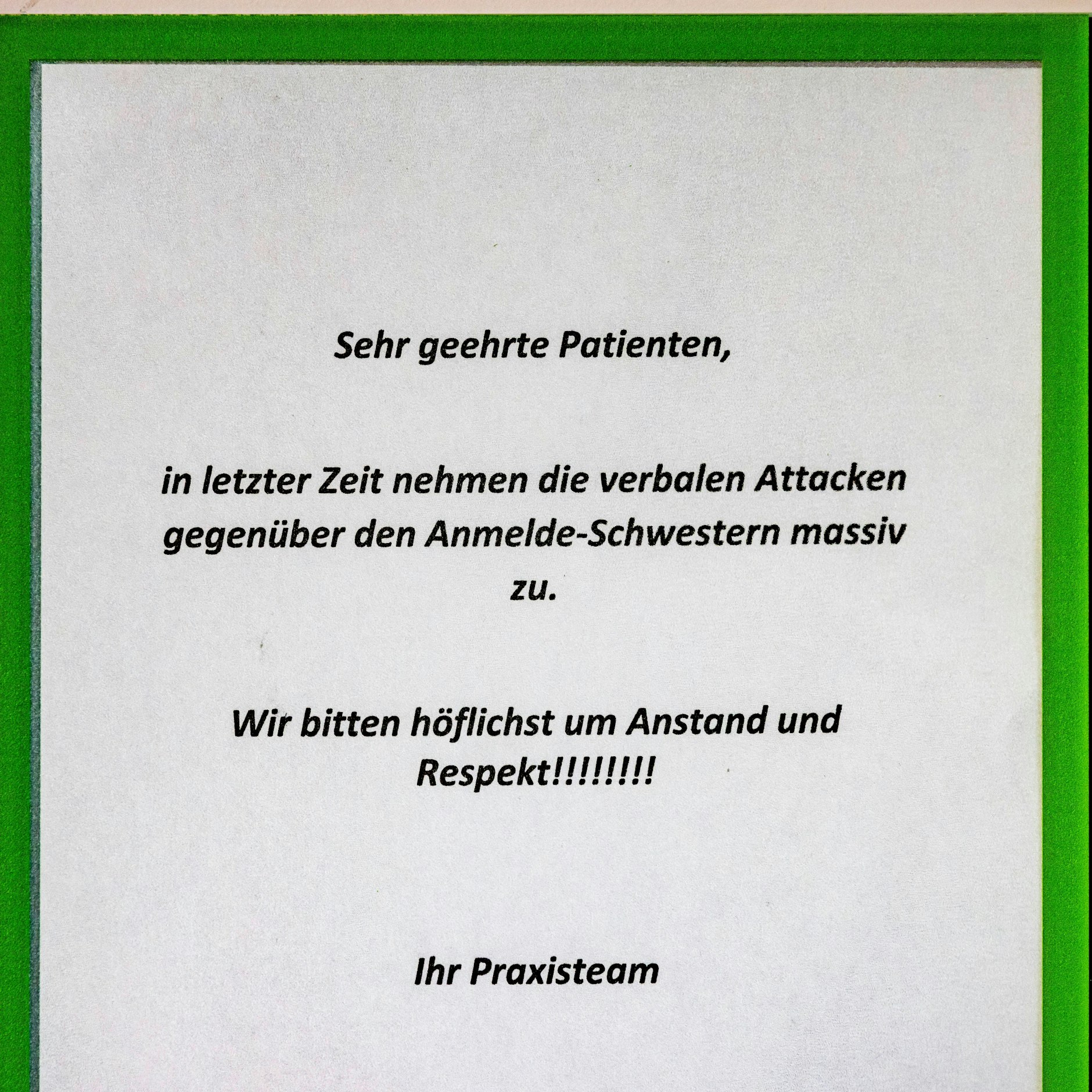 Mit diesem Zettel bittet das Team einer Arztpraxis um Anstand und Respekt.
