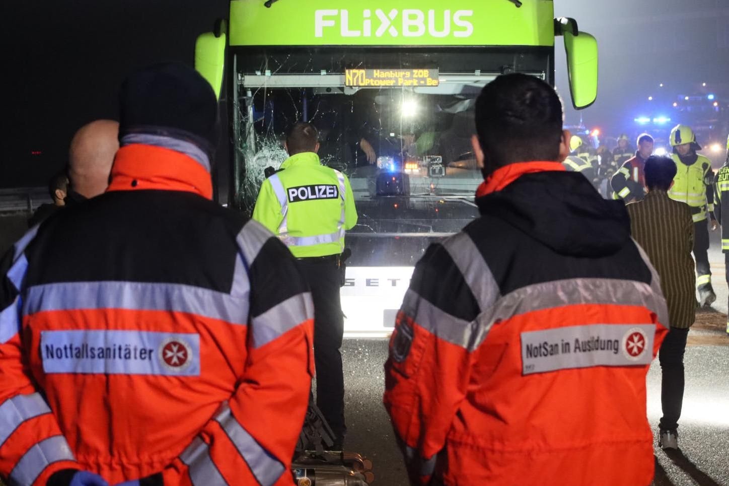 Großes Glück im Unglück: Trotz des heftigen Aufpralls auf der A113 blieben alle 40 Passagiere des Doppeldeckerbusses unverletzt.