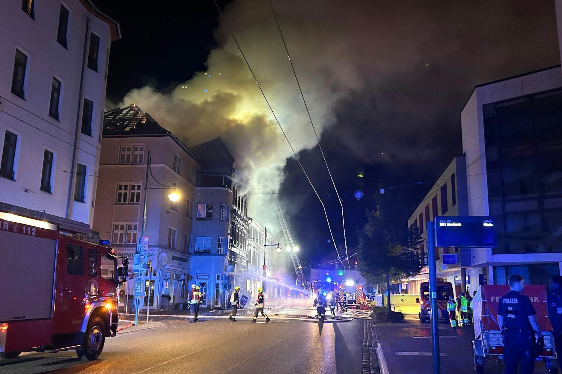 Das Feuer brach am späten Samstagabend in Eberswalde (Landkreis Barnim) aus. Eine Mutter und ihr Sohn starben in den Flammen. 