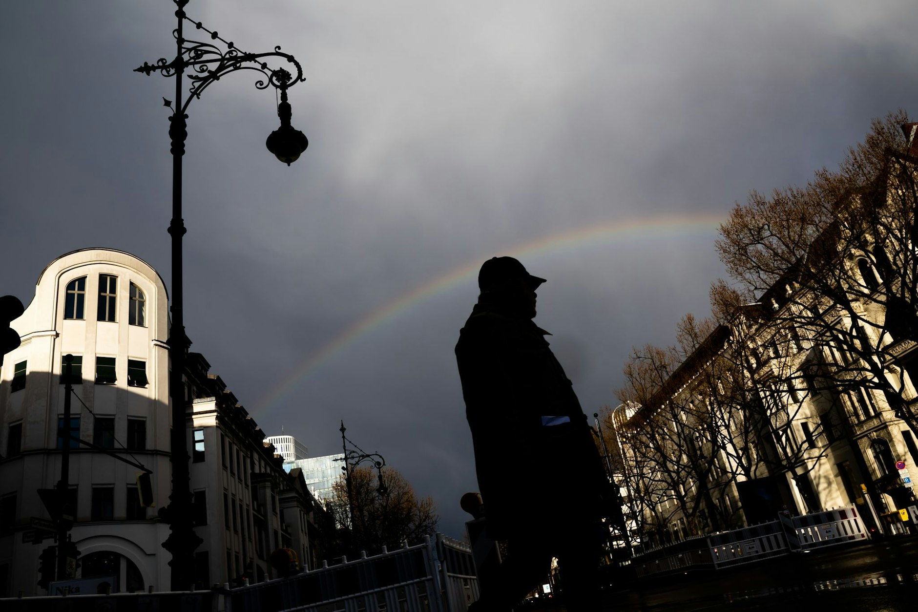 Ein Mann überquert den Kurfürstendamm. (Archivbild)