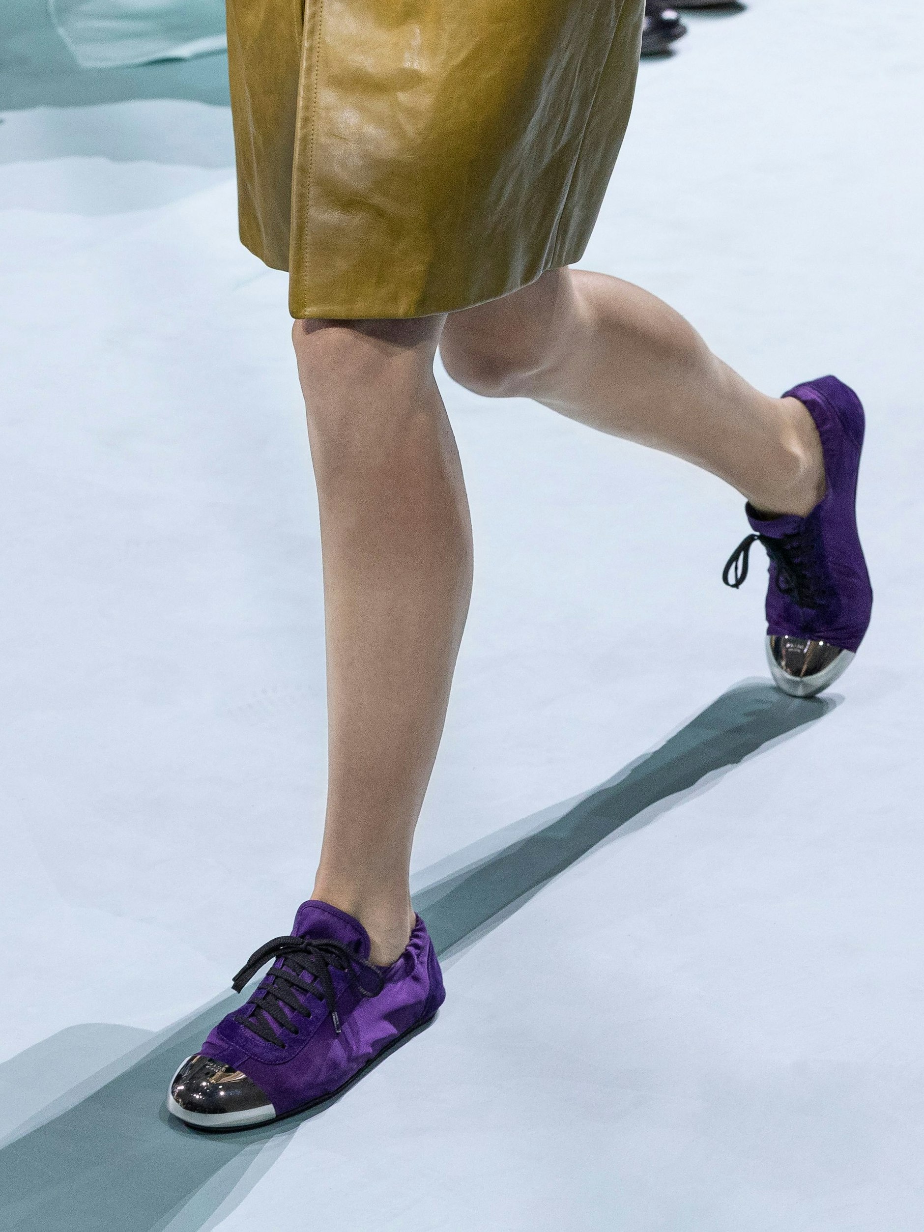 Eine Metallspitze aus dem Workwear-Umfeld trifft auf butterweiches Leder. Heraus kommt ein sommerlicher Sneaker, den wir leider so noch nicht im Schuhregal stehen haben.