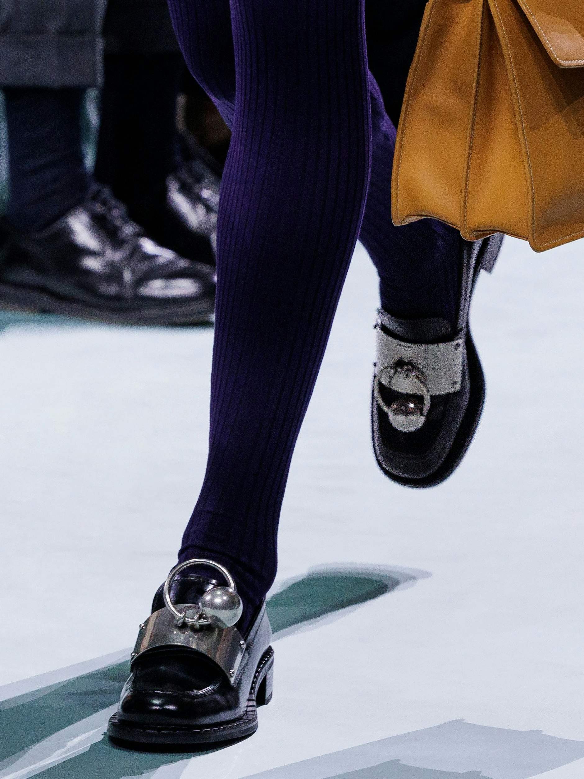 Ein Loafer mit riesengroßem Piercing-Detail; das könnte eine Idee von Raf Simons gewesen sein.