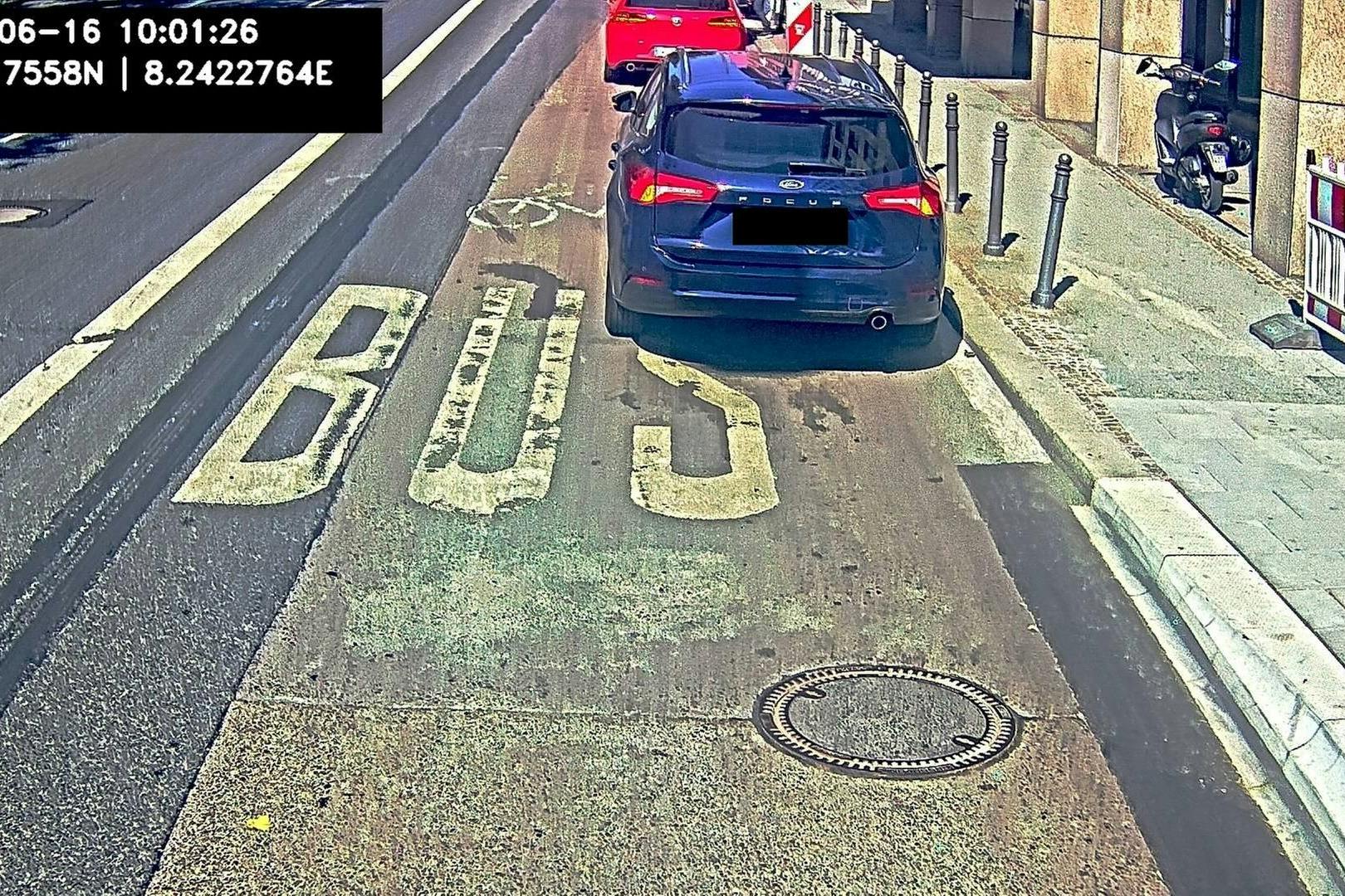 Wiesbaden macht Jagd auf Falschparker auf Busspuren.