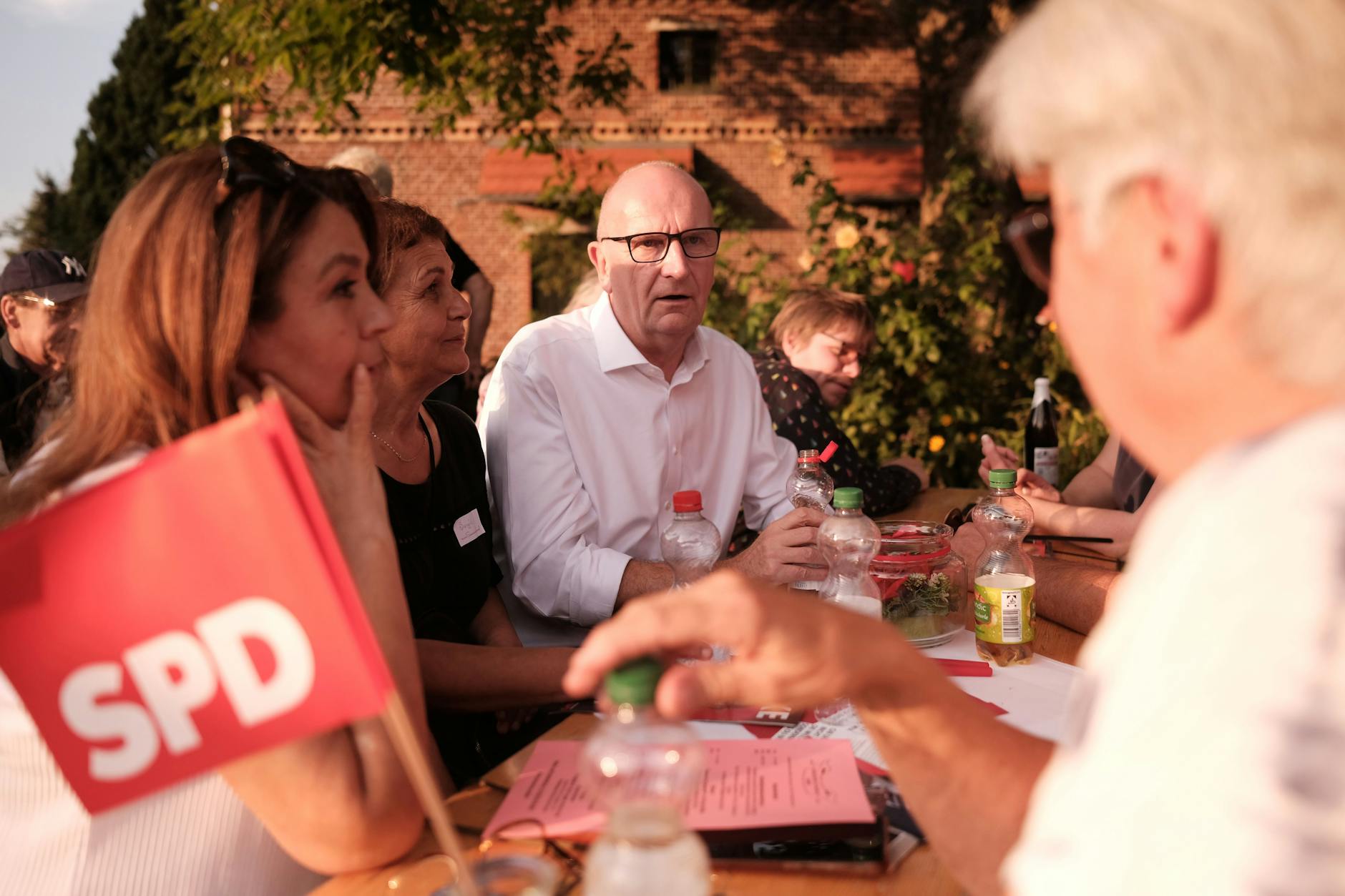 Ministerpräsident Dietmar Woidke (SPD) auf einer Wahlkampfveranstaltung in der Waldschule Pausin in Schönwalde/Glien.