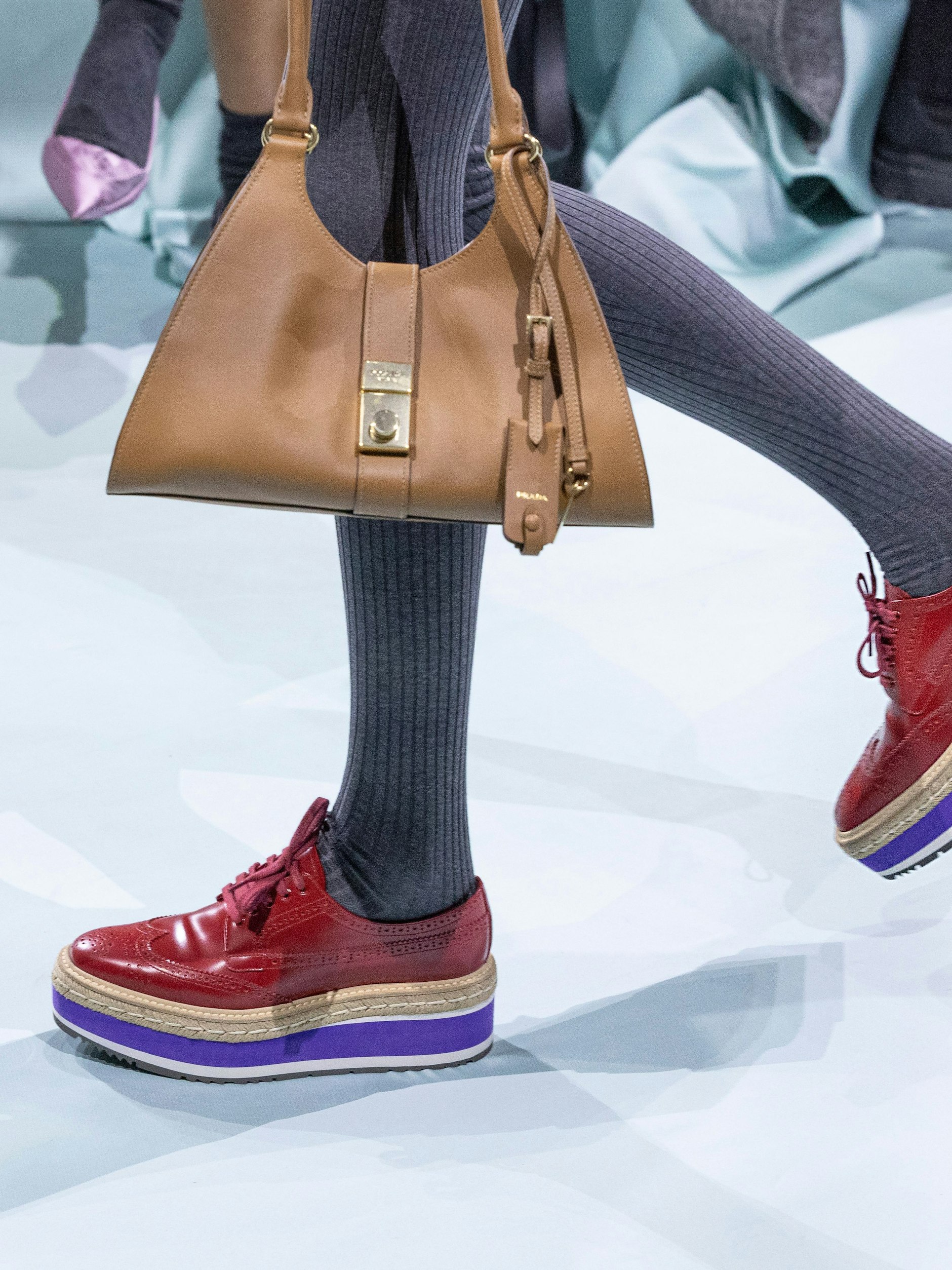 Die Prada-Brogues mit der bunten Plateausohle lösten zu Beginn der 2010er-Jahre eine Trendwelle aus. Jetzt sind sie wieder da. Wohl dem, der sie noch im Schuhregal hat.