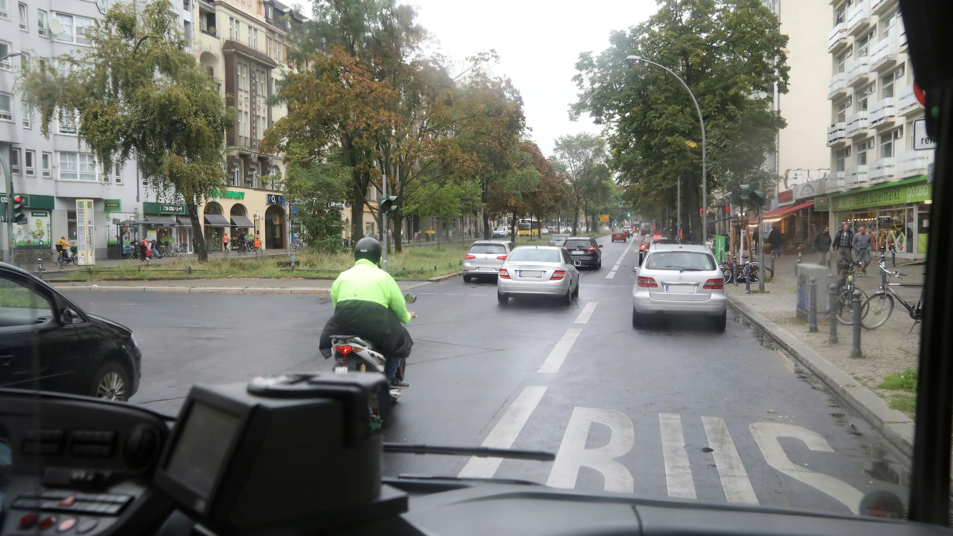 Auch in Berlin wird die Busspur oft zugeparkt.