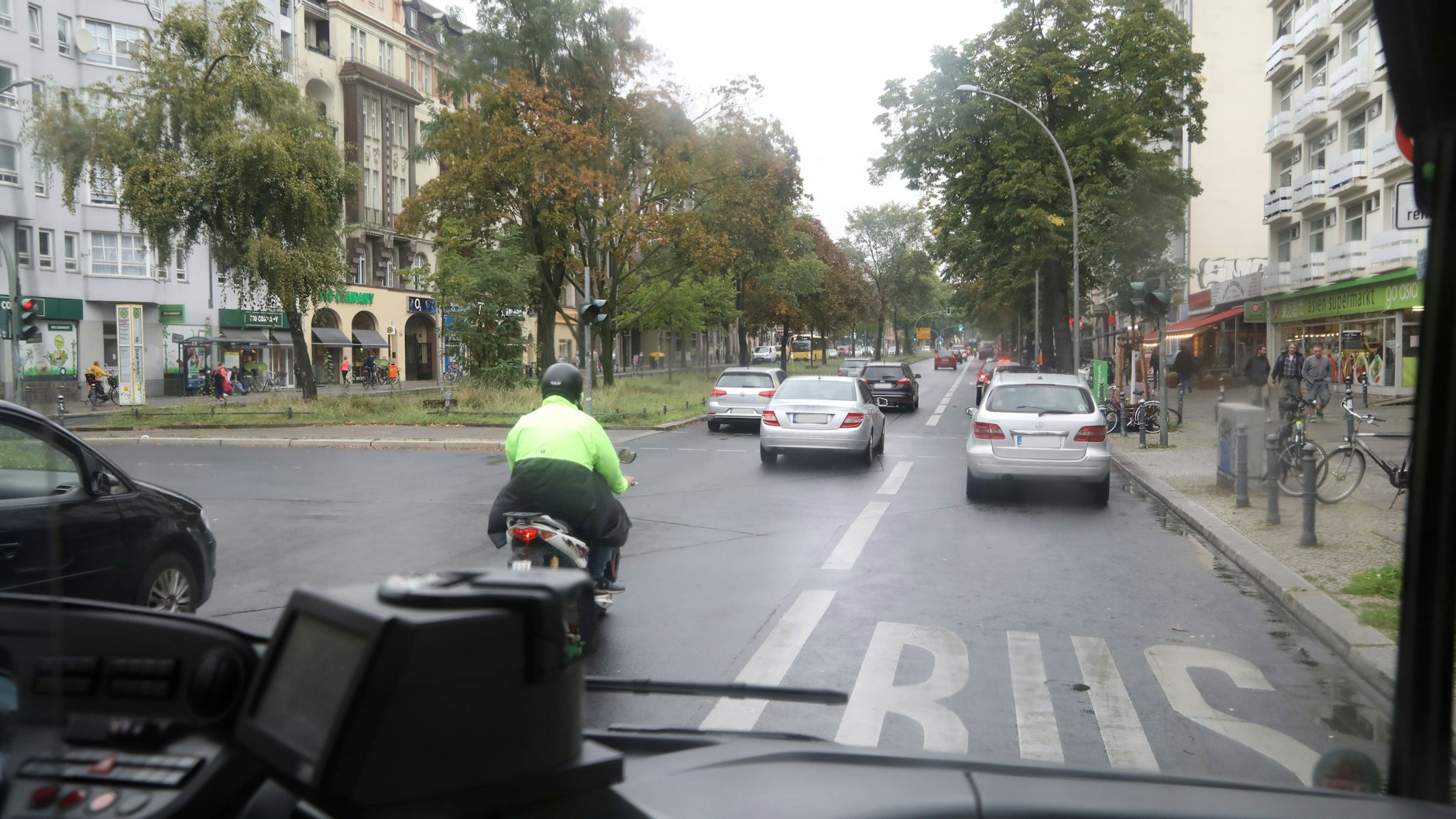 Auch in Berlin wird die Busspur oft zugeparkt. 