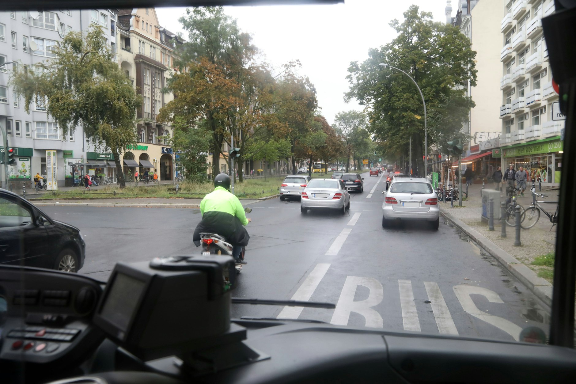 In Berlin wird die Busspur der BVG leider oft zugeparkt. Trotzdem fordern Verkehrsexperten mehr Busspuren.