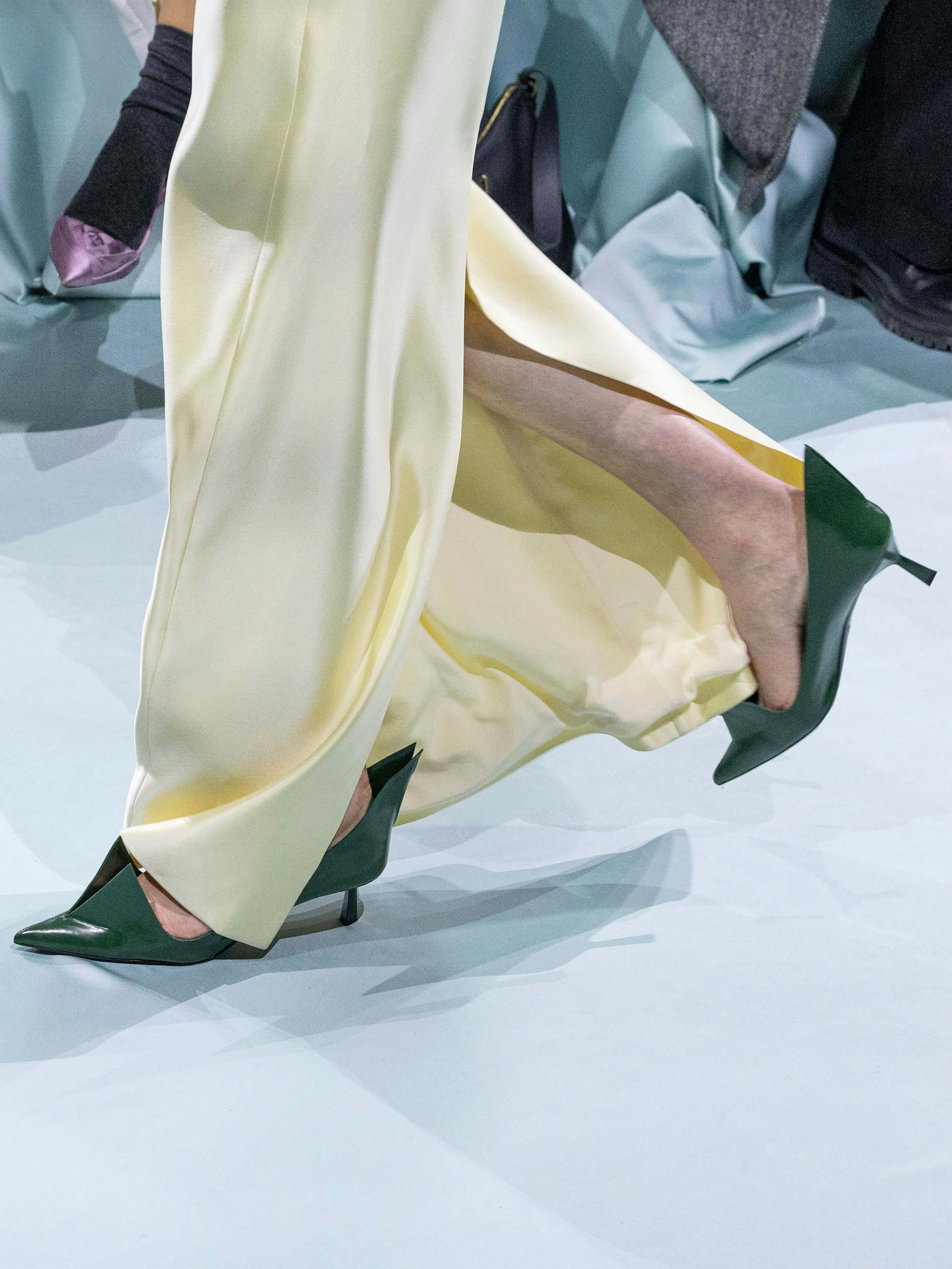 Der allseits bekannte, superspitze Prada-Pump mit mittelhohem Absatz erscheint in seiner neuesten Version wie aufgeschlitzt.