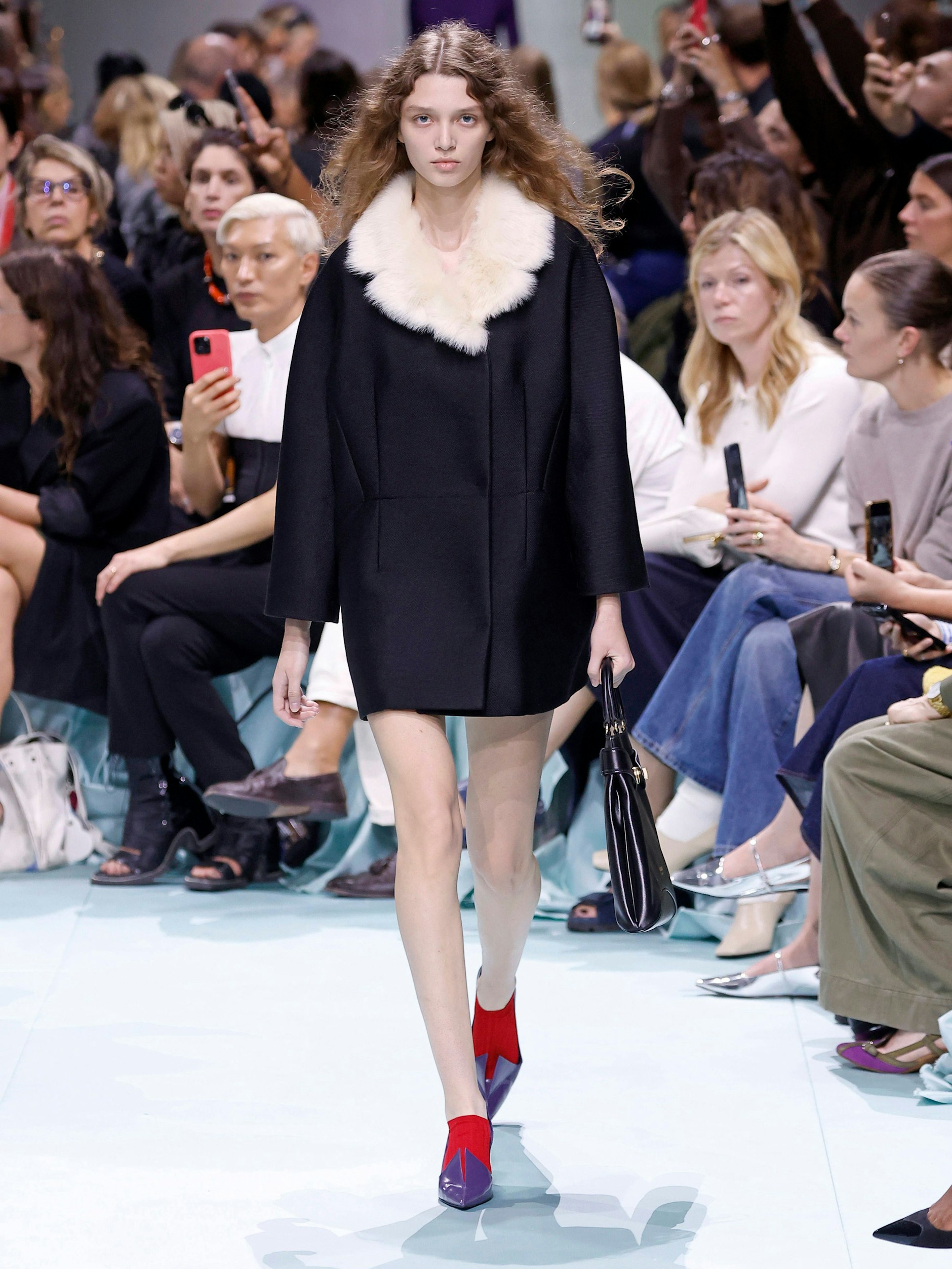 Und hier ein kleiner Skandal: Pumps mit Füßlingen! Ob der Mode-Fauxpas salonfähig wird, entscheiden die Konsumenten.