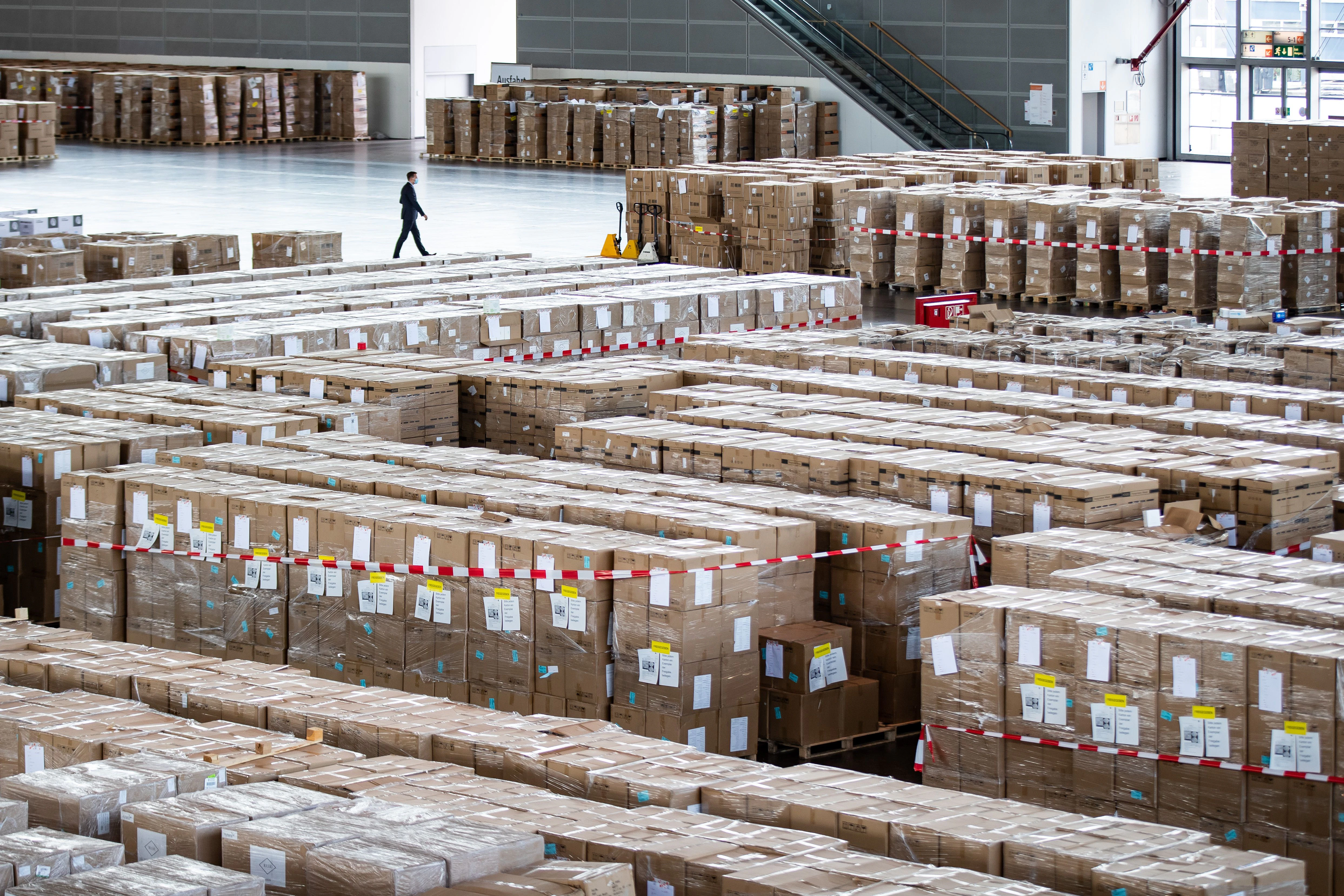 Zahlreiche Kartons mit Corona-Schutzausrüstung sind 2020 in der Messe Düsseldorf gelagert.