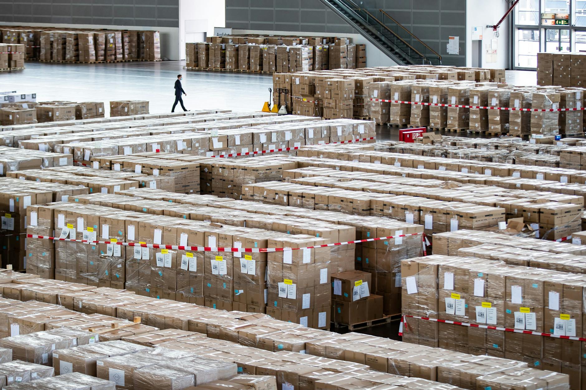 Zahlreiche Kartons mit Corona-Schutzausrüstung sind 2020 in der Messe Düsseldorf gelagert.