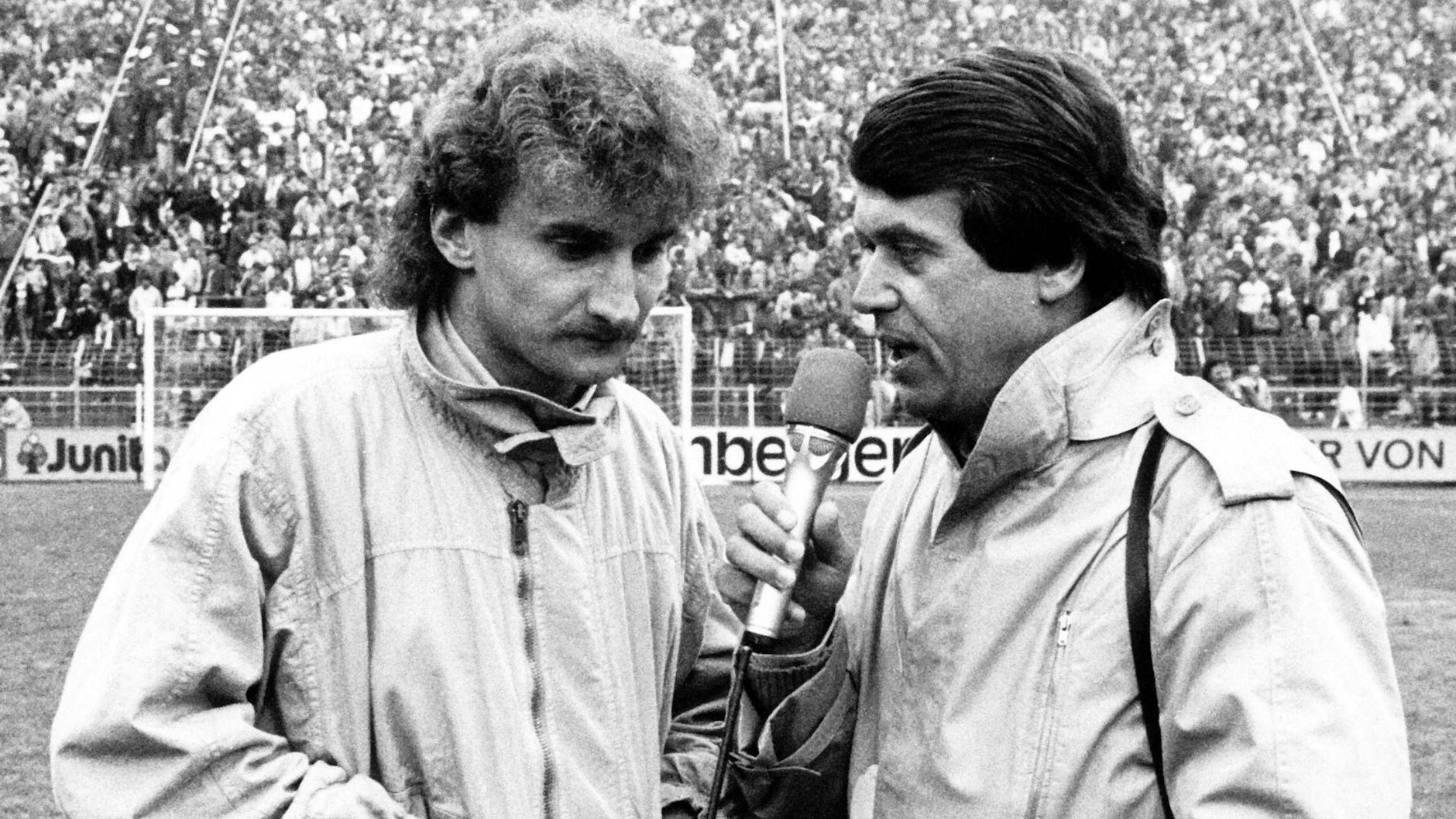 1986: Klaus Schwarze (r.) interviewt Rudi Völler. 