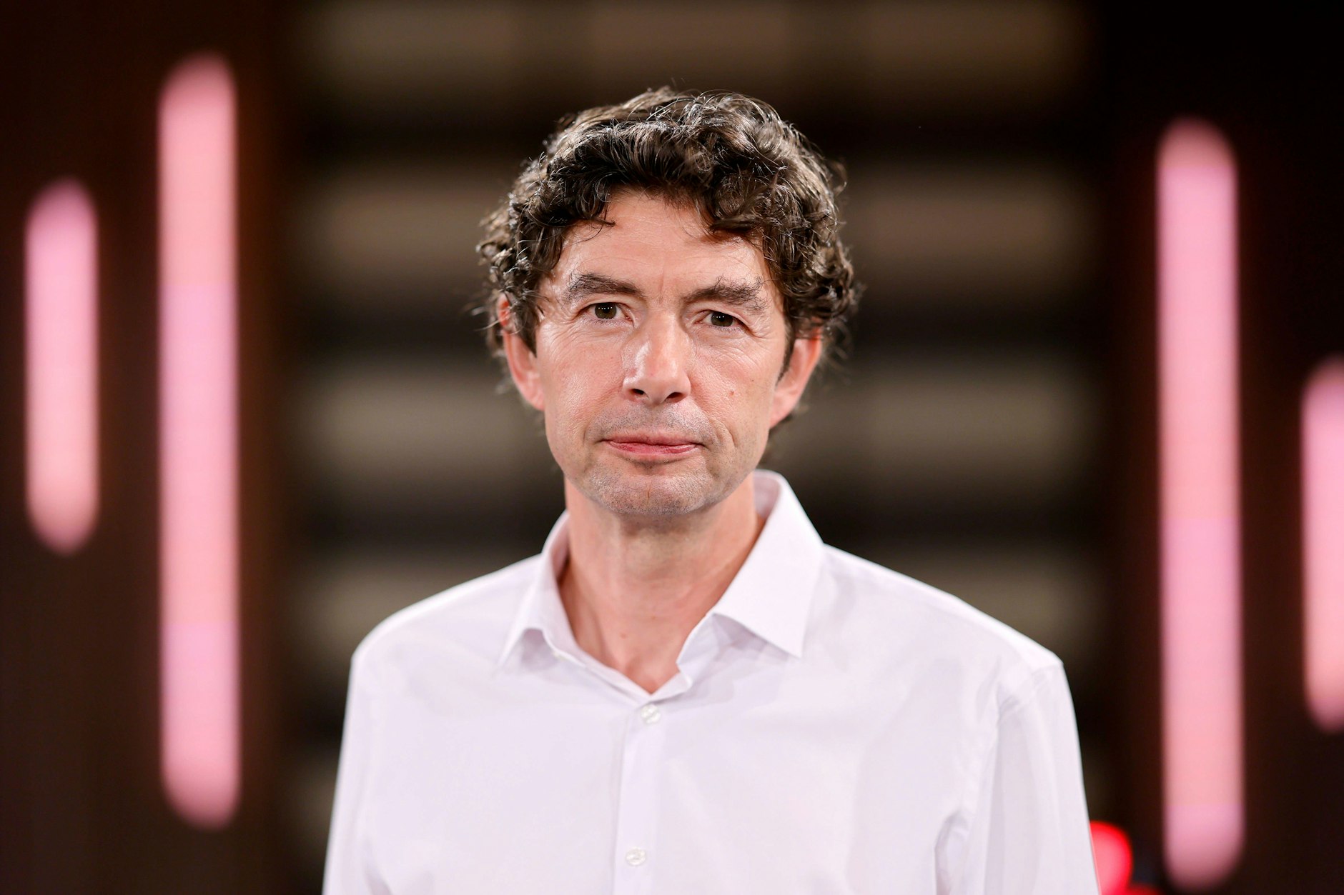 Charité-Professor Christian Drosten äußert sich zu der neusten Studie, nach der das Coronavirus vom Tier auf den Menschen übertragen wurde.